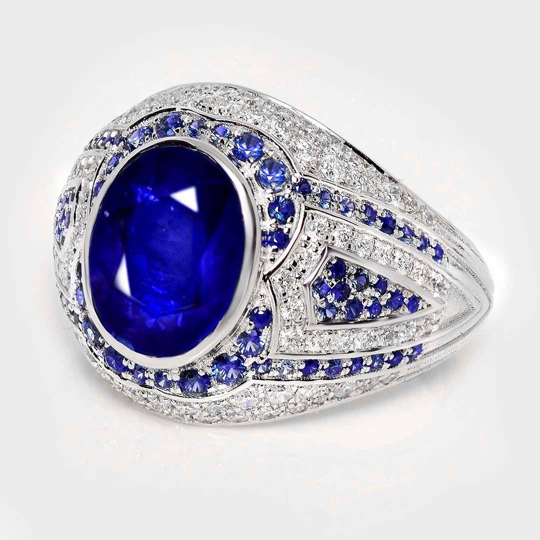 IGI Anillo de compromiso de zafiro azul real y diamantes de 18 quilates y 4,23 quilates naturales de Sri Lanka Contemporáneo en venta