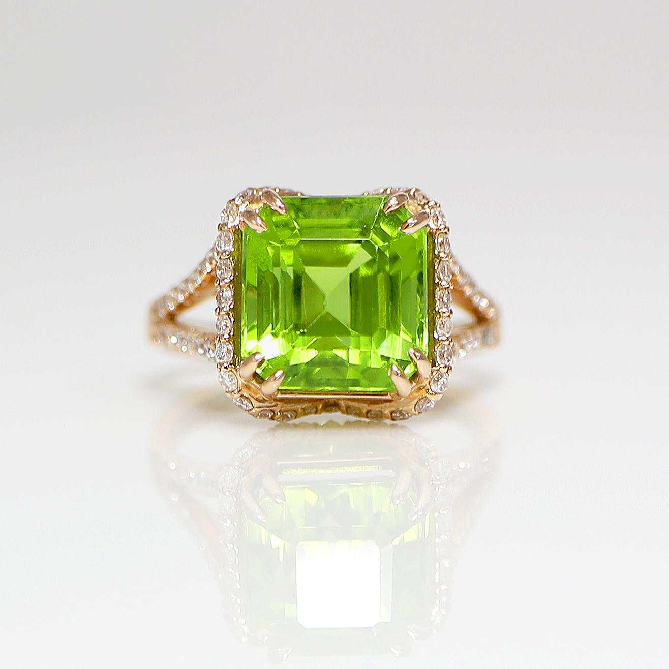 ** IGI-zertifiziert 18K Rose Gold 5,91 Ct Top Vivid Peridot & Diamanten Verlobungsring **

Natürlicher, lebendiger Peridot mit einem Gewicht von 5,91 ct, gefasst auf einem Band aus 18 Karat Roségold mit natürlichen Diamanten im runden