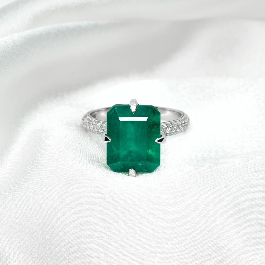 ** One 18K White Gold 8.56 Ct Emerald&Diamonds Engagement Ring **

Natural green Emerald weighing 8.56 ct set on 18K white gold pave' band used FG VS natural round brilliant cut diamonds weighing 0.54 ct.

The ring combines fashion and eternity