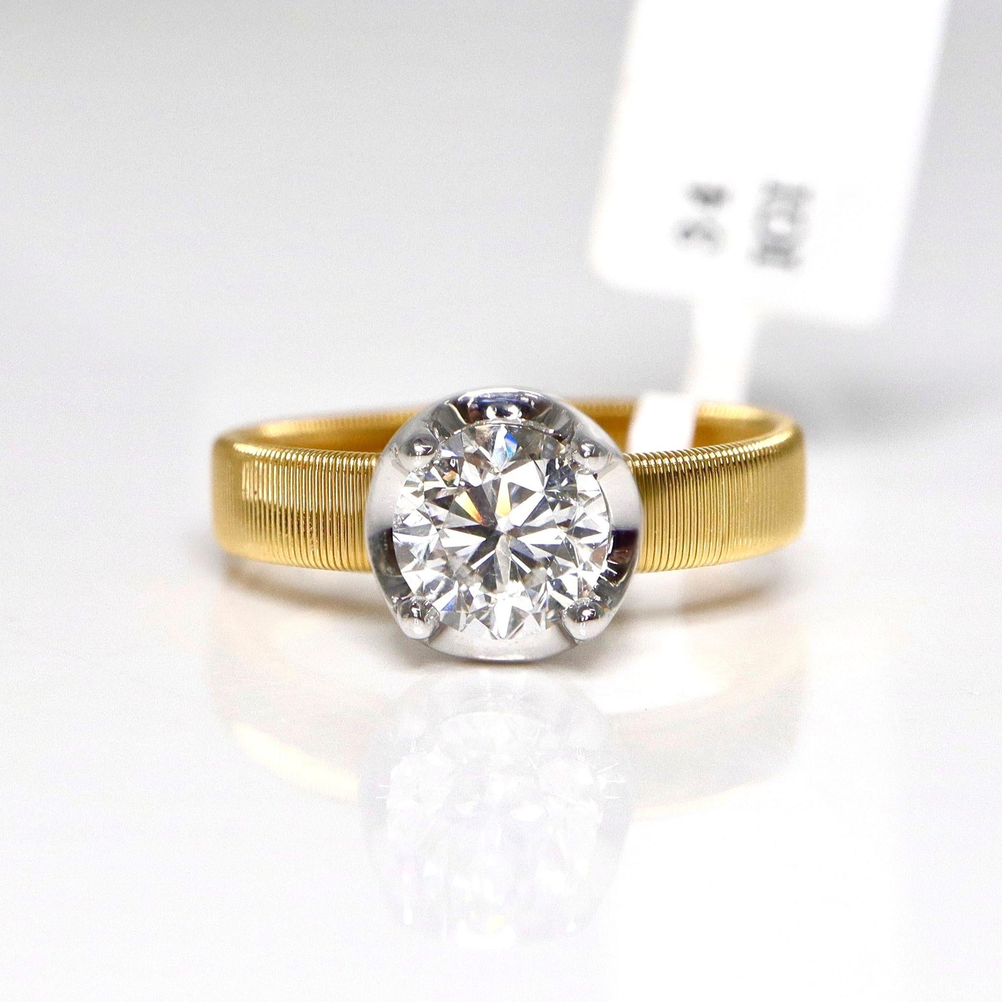 *IGI 18K D 1.00 Ct Natural Diamond Antique Art Deco Engagement Ring*

Un diamante rotondo taglio brillante del peso di 1,00 ct, certificato IGI, di colore D, incastonato in una fascia in oro bianco/rosa 18 carati dal design art deco.

Pietra