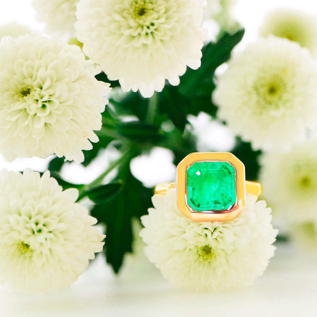 **IGI-Certified 18K Yellow Gold 2.50 Ct Natural Emerald Diamond Antique Art Deco Engagement Ring**
IGI-Certified natural Zambia green with great luster emerald as the center stone weighing 2.50 set on the 18-carat yellow gold bezel setting and