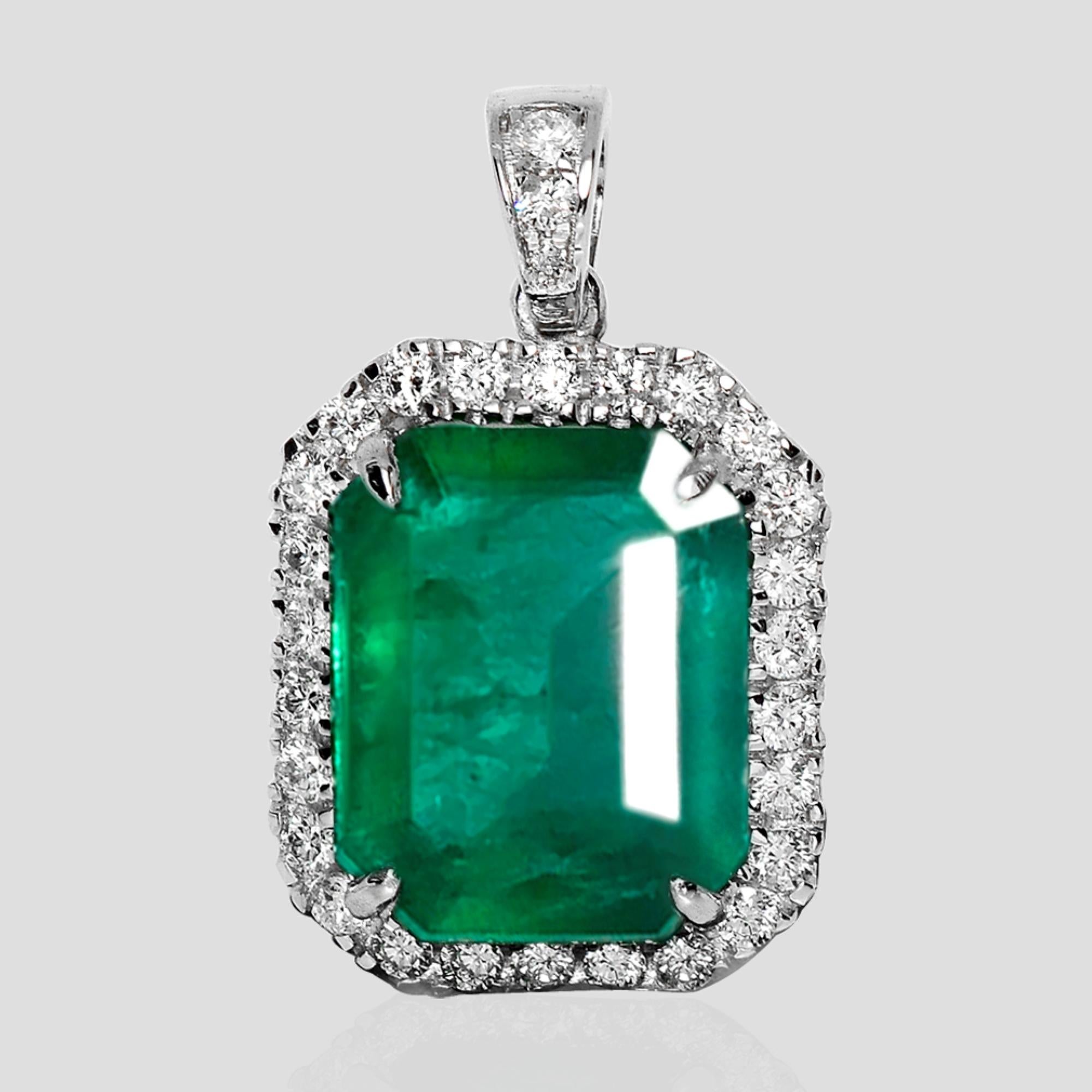 *IGI 3.82 Ct 14K White Gold Top Emerald&Diamonds Necklace*

Smeraldo verde vivo naturale certificato IGI del peso di 3,82 carati incastonato sulla fascia in oro bianco 14K con diamanti naturali FG, VS del peso di 0,34 carati.  

La collana combina