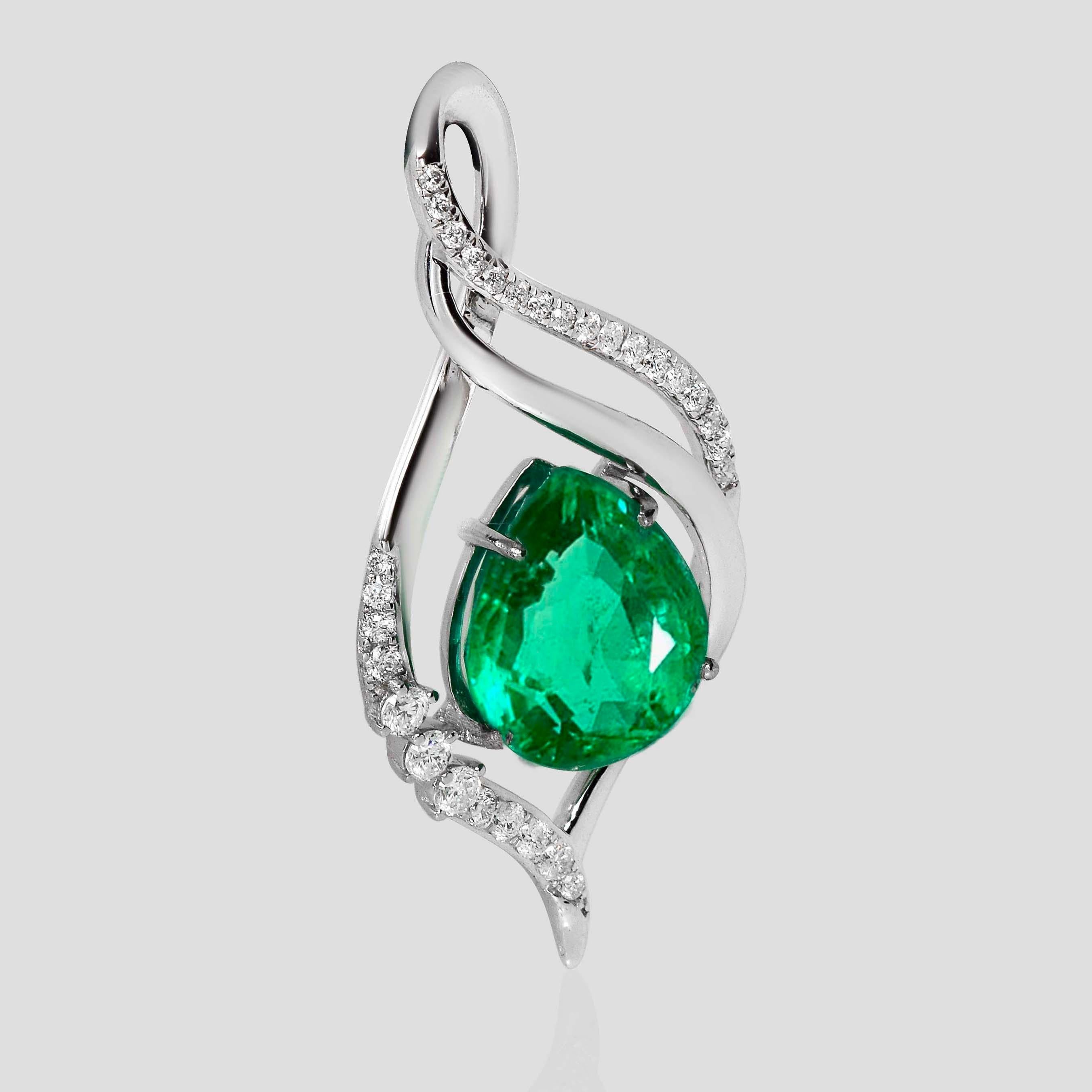 Women's or Men's IGI 4.48 Ct 18K White Gold Top Emerald&Diamonds Necklace For Sale