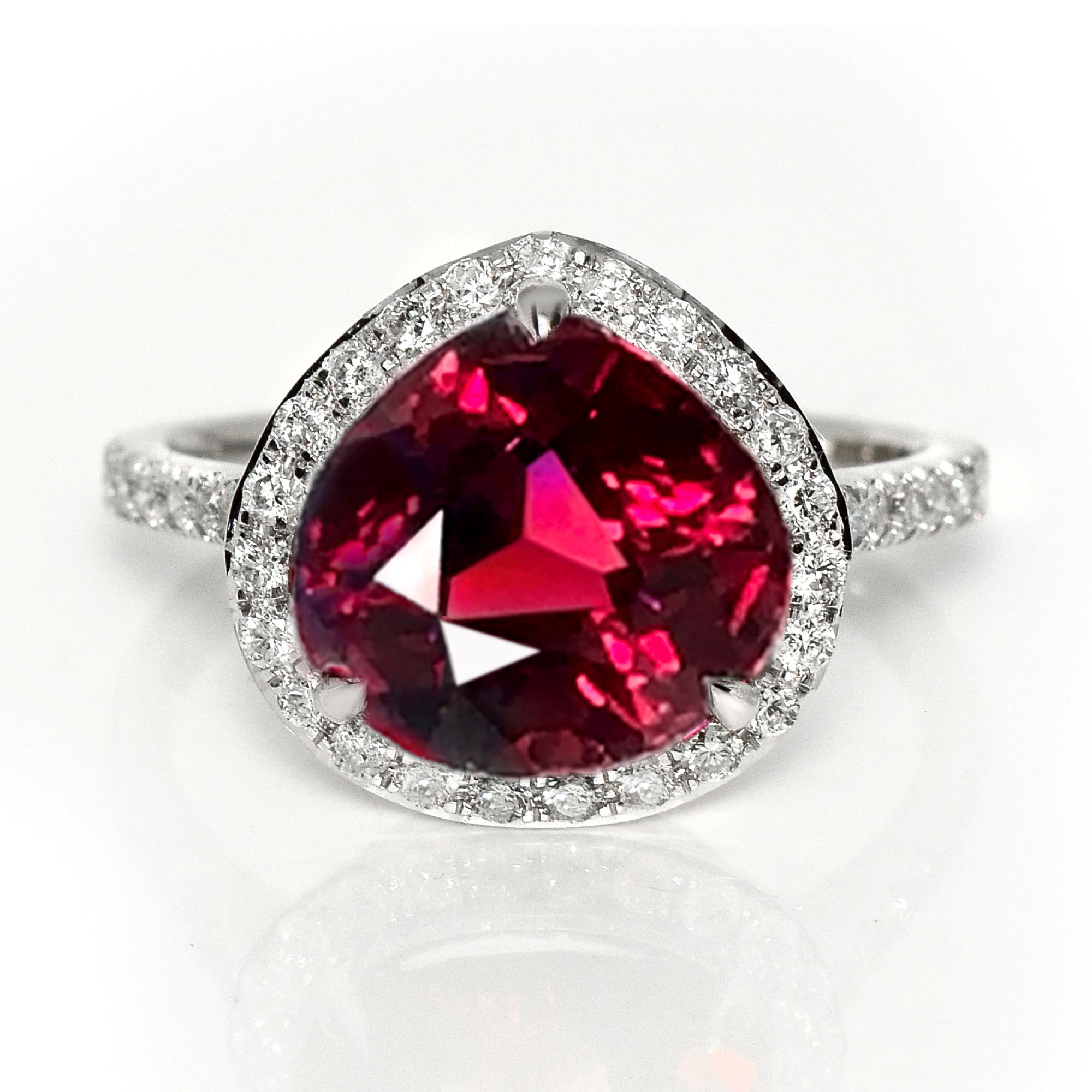 *IGI 5,06 ct oro bianco 14K Granato Vivido Art Deco Anello di fidanzamento*

Granato rosso vivido naturale non riscaldato certificato IGI come pietra centrale del peso di 5,06 carati, incastonato nella fascia a raggiera in oro bianco 14K con