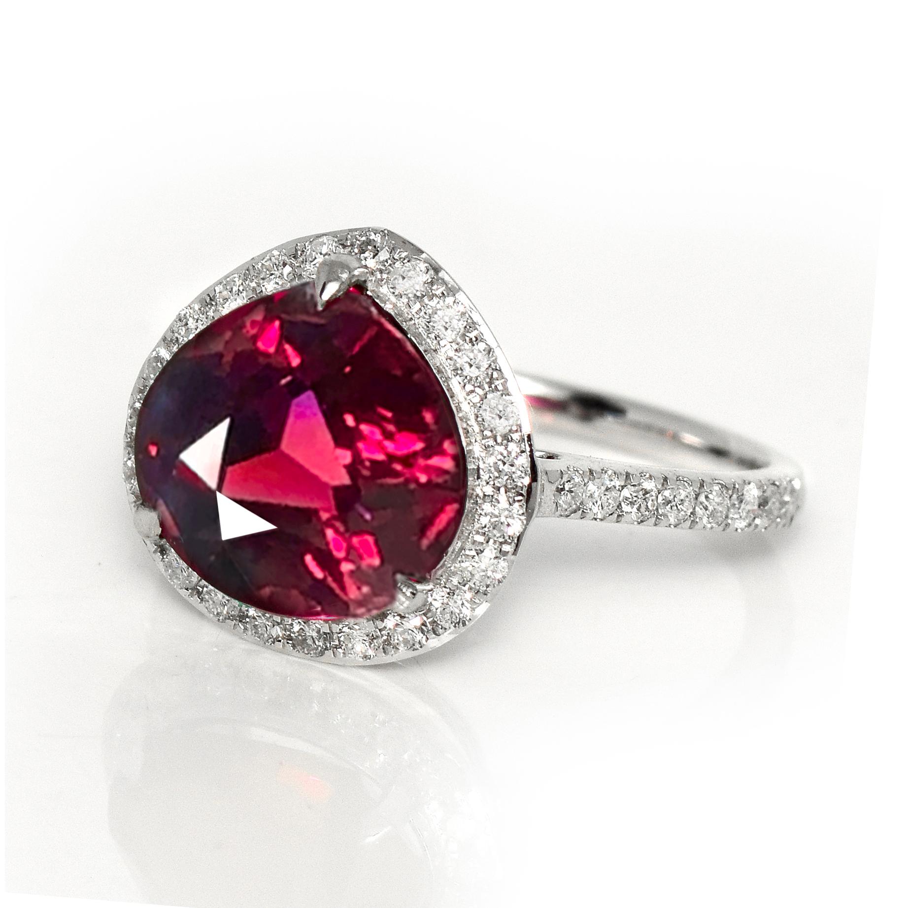 Contemporaneo Anello di fidanzamento Art Deco IGI 5,06 ct in oro bianco 14K con granato Mahenge vivo