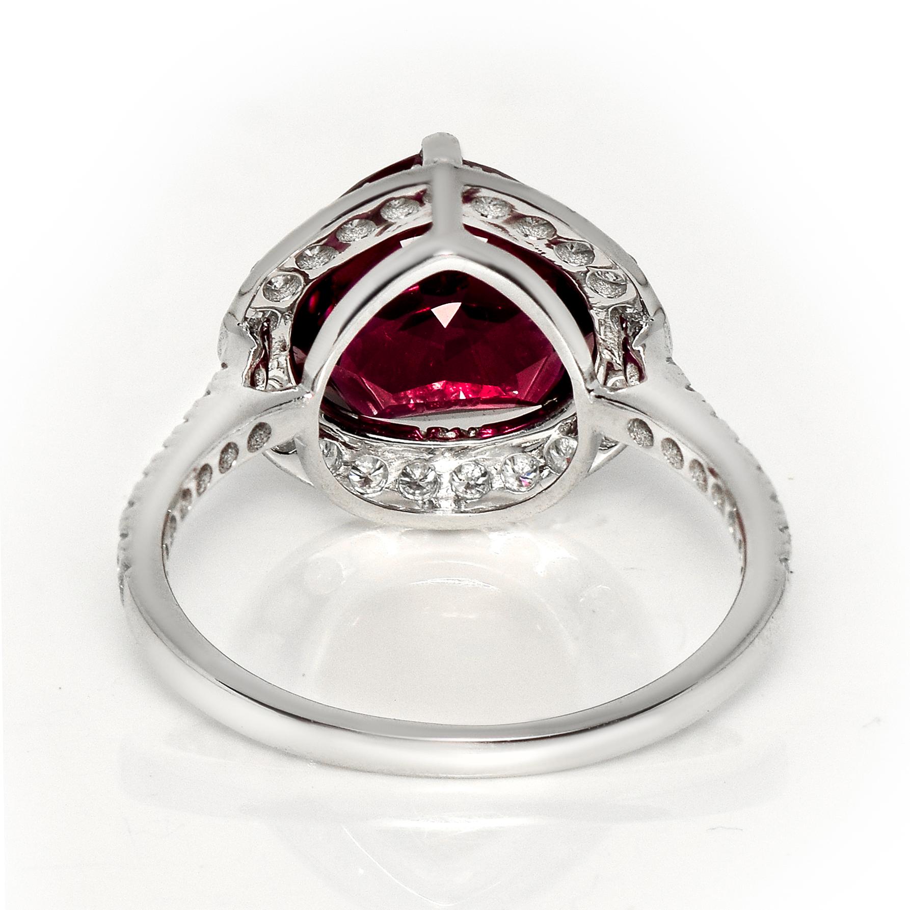 Anello di fidanzamento Art Deco IGI 5,06 ct in oro bianco 14K con granato Mahenge vivo 1