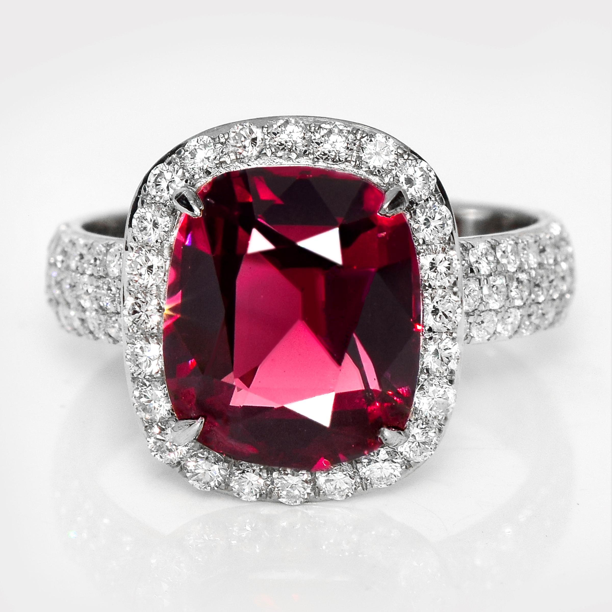 *IGI Anillo de compromiso Art Decó de oro blanco de 14 quilates y 5,19 quilates de granate rojo púrpura vivo*

Granate rojo vivo natural sin calentar certificado por el IGI como piedra central, con un peso de 5,19 quilates, engastado en una banda de