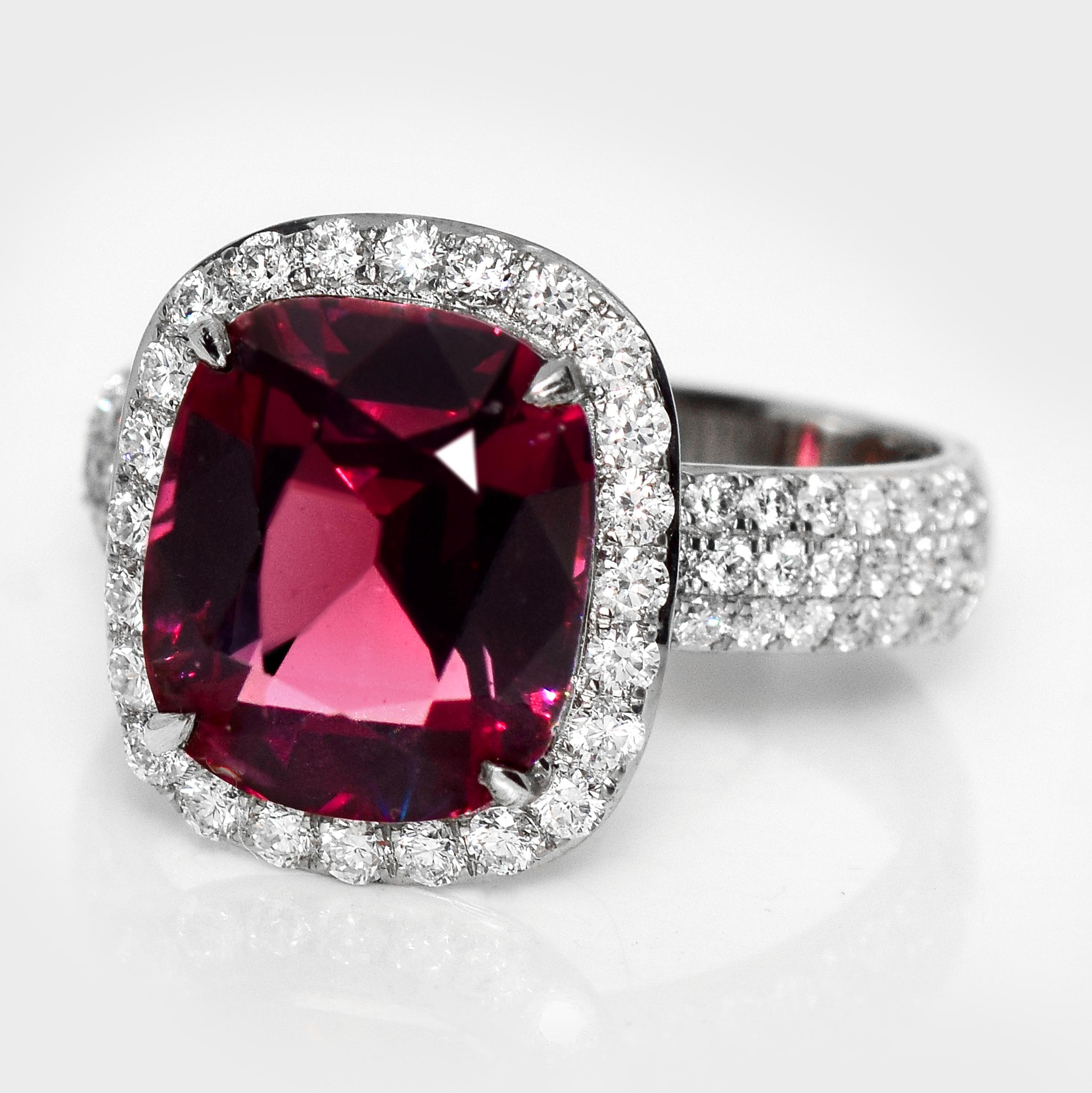 IGI 5,19 ct Anillo de compromiso Art Decó de oro blanco de 14 quilates con granate rojo vivo Contemporáneo