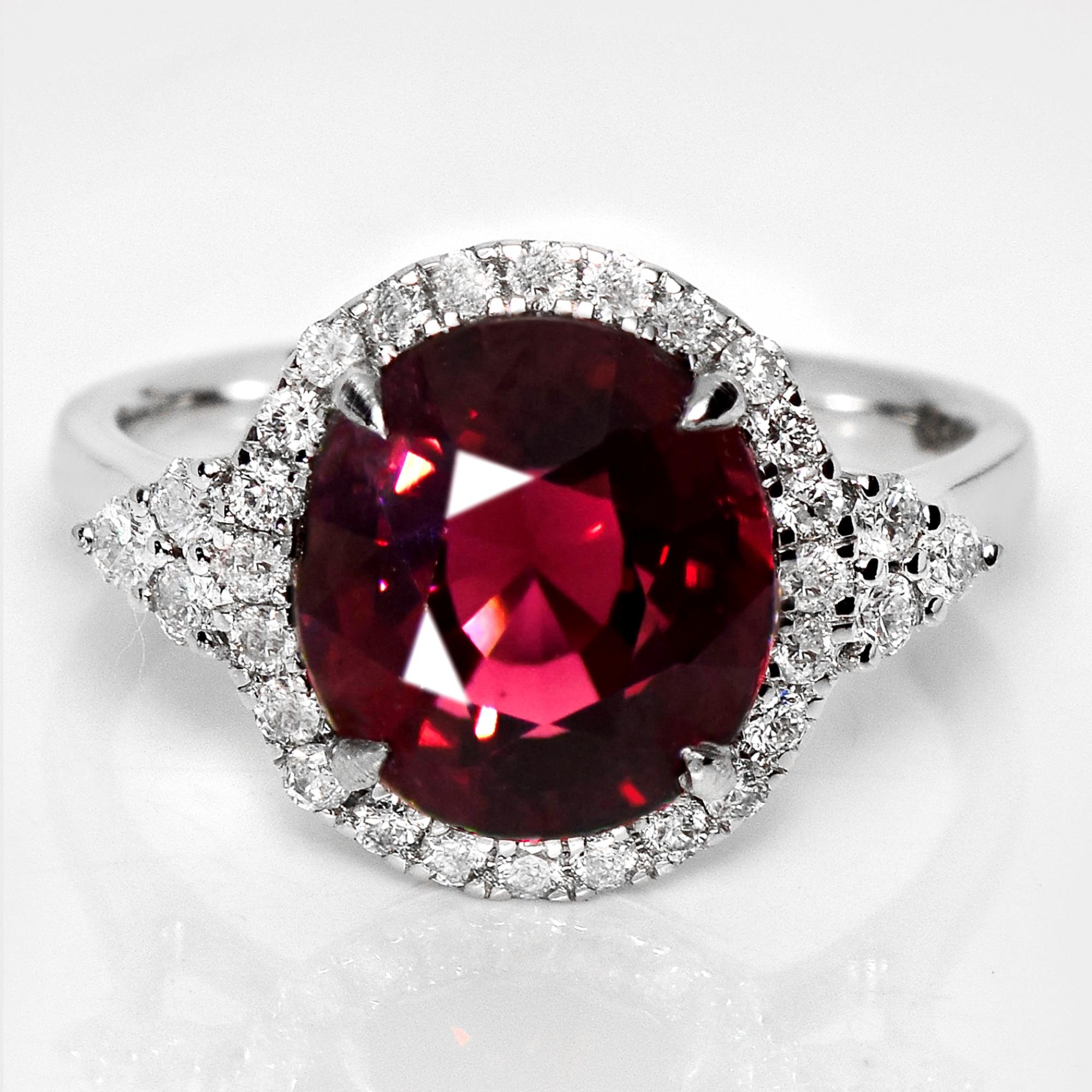 *IGI 5,27 ct 14K Weißgold Vivid Purplish Red Granat Art Deco Engagement Ring*

IGI-zertifizierter natürlicher, nicht erhitzter, lebhafter roter Granat als Mittelstein mit einem Gewicht von 5,27 ct, gefasst auf einem Band aus 14 Karat Weißgold im