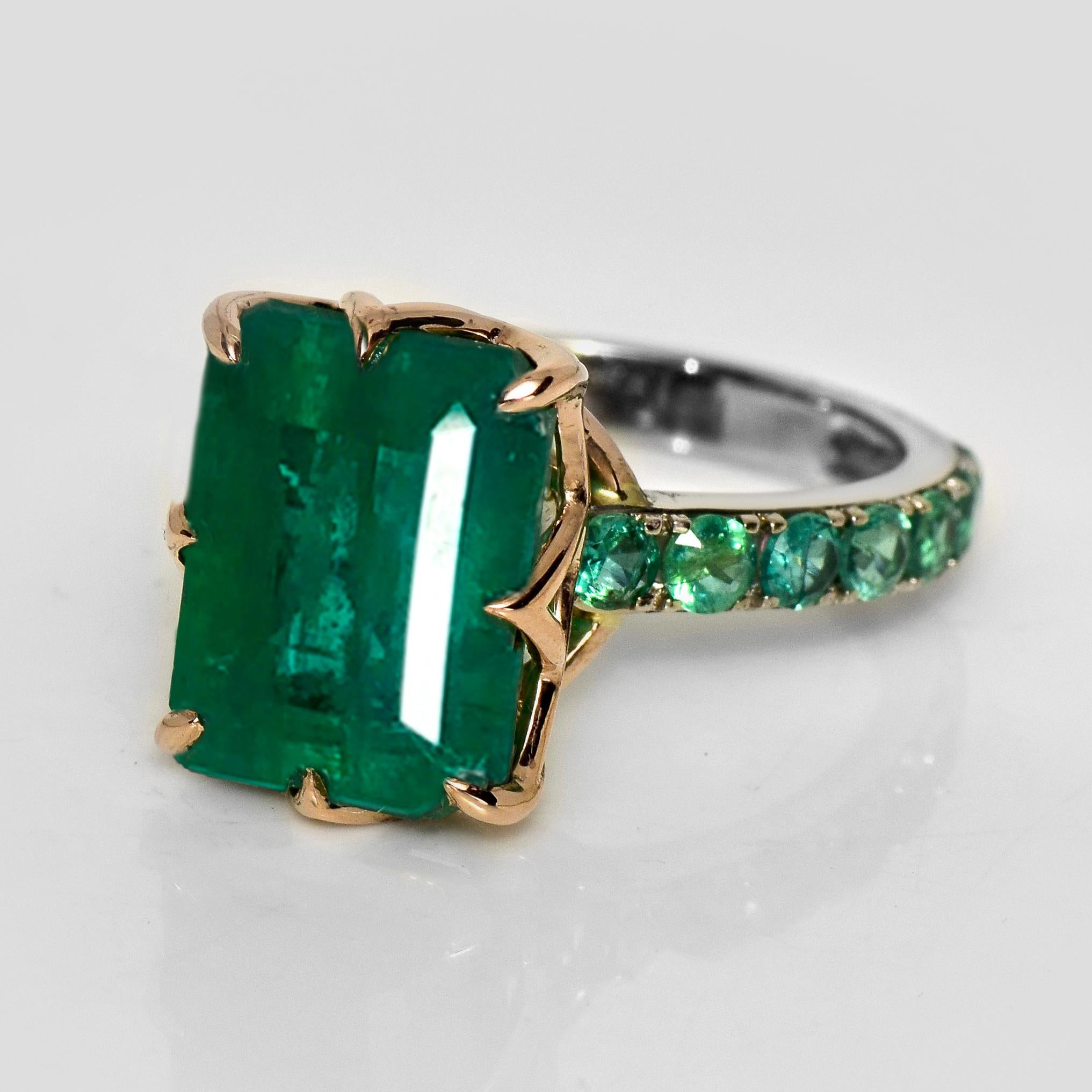 IGI 7.00 Ct 14K Dual Color Gold Zambia Vivid Green Emerald Engagement Ring (Zeitgenössisch) im Angebot