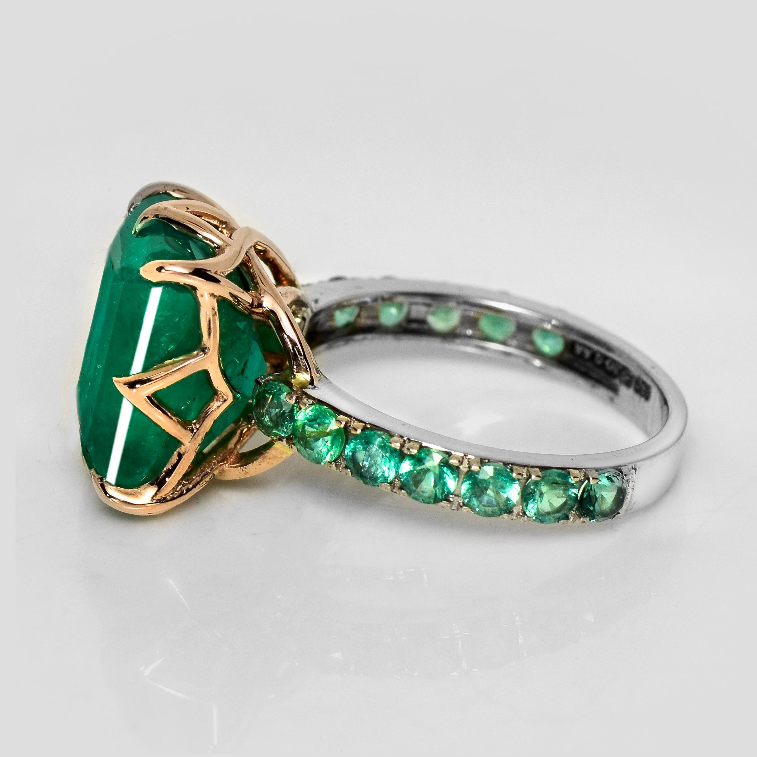 IGI 7.00 Ct 14K Dual Color Gold Zambia Vivid Green Emerald Engagement Ring für Damen oder Herren im Angebot
