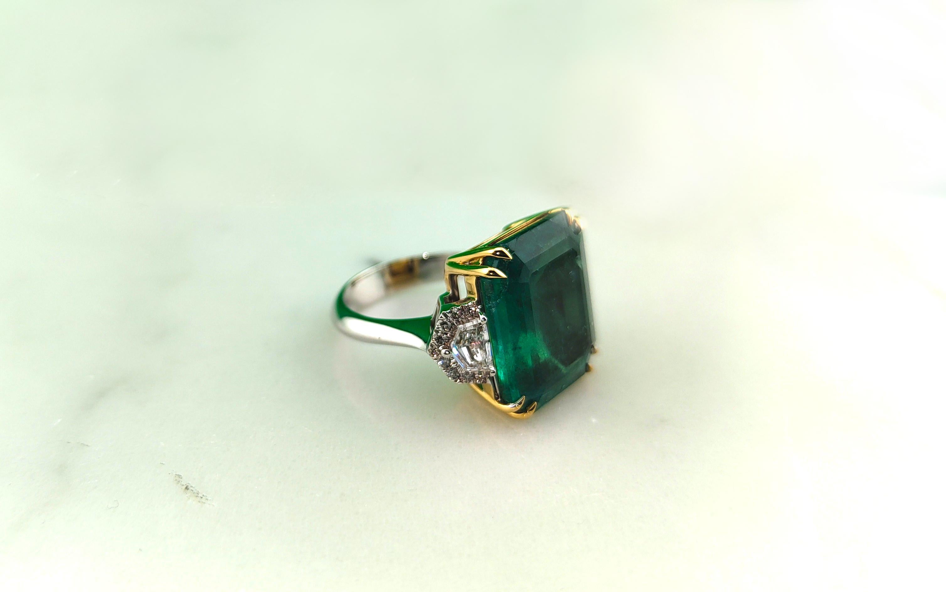 Ein exquisiter IGI-zertifizierter 10,81 Karat grüner Smaragdring mit 2 Diamanten im Schildschliff, zertifiziert von GIA