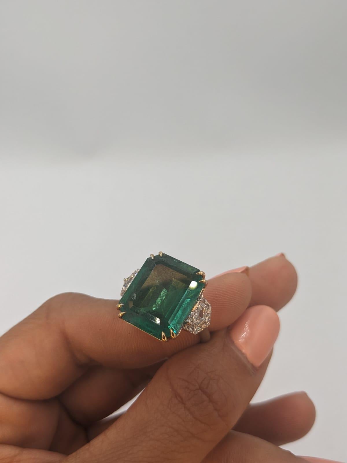 IGI- und GIA-zertifizierter 10,81 Karat grüner Smaragdschilfrohr-Diamantring 1