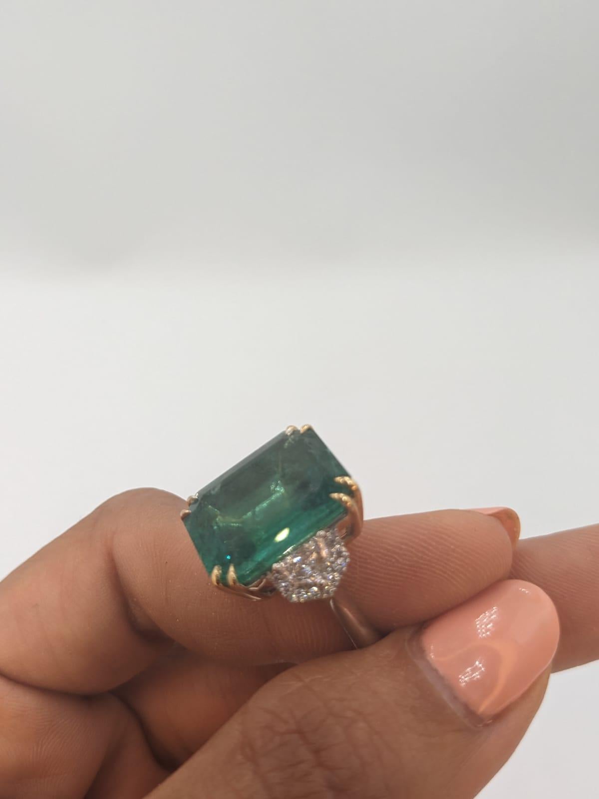 IGI- und GIA-zertifizierter 10,81 Karat grüner Smaragdschilfrohr-Diamantring 2