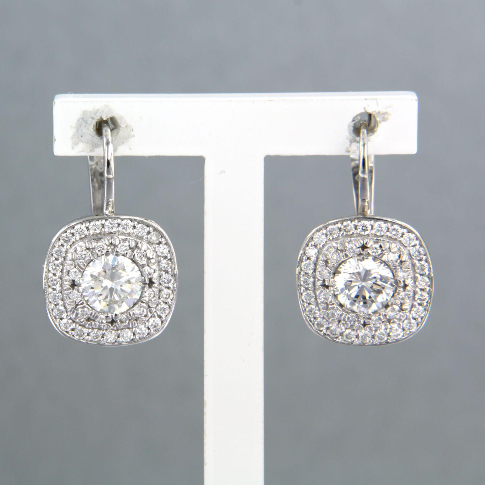 14 kt white gold earrings set with brilliant cut diamond 0.49 ct D-SI1; 0.50ct E-VVS1 ; 0.30 ct E/F-VS-SI

detailed description

The size of the earrings is 2.0 cm by 1.1 cm

weight 4.4 grams

Occupied with

- 1 x 5.11-5.16x3.04 mm brilliant cut