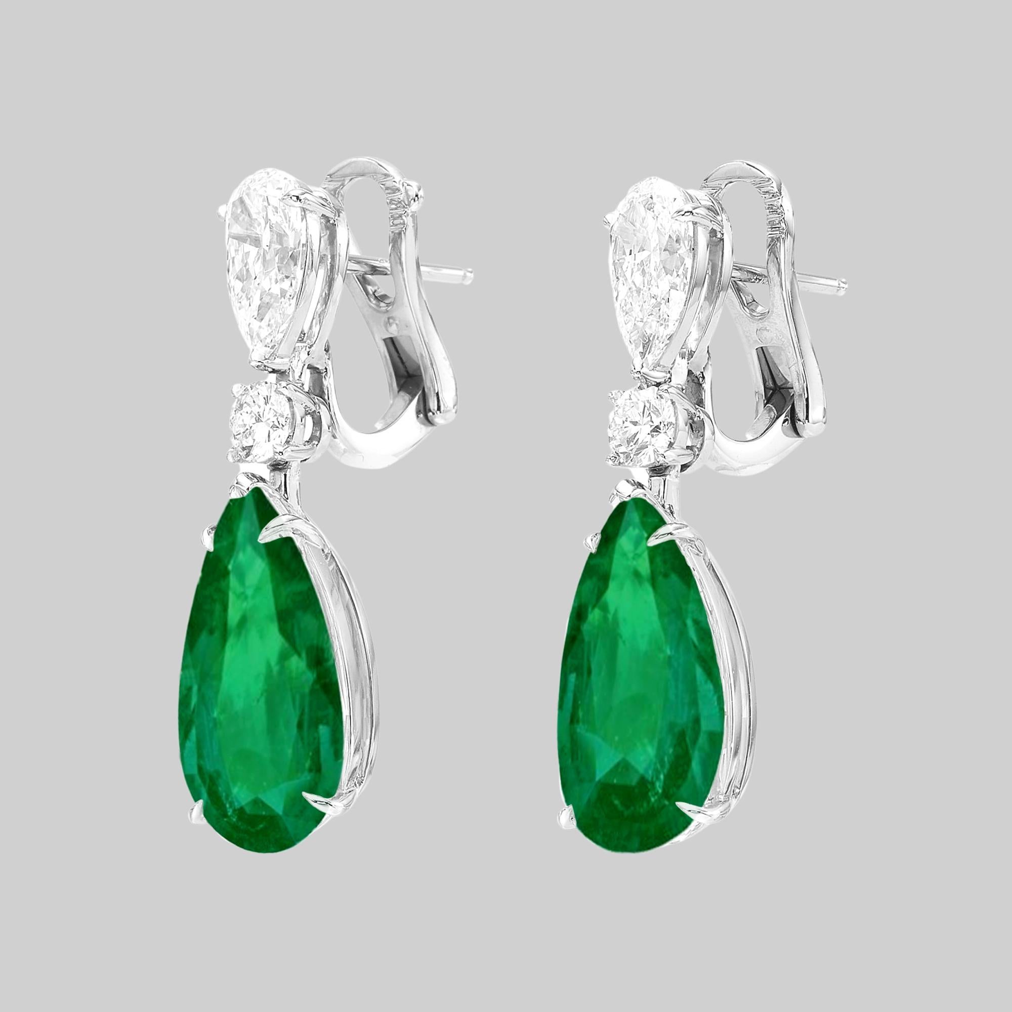 IGI Antwerp Certified 13 Carat Pear Cut Emerald Diamond Dangle Earrings In New Condition In Rome, IT