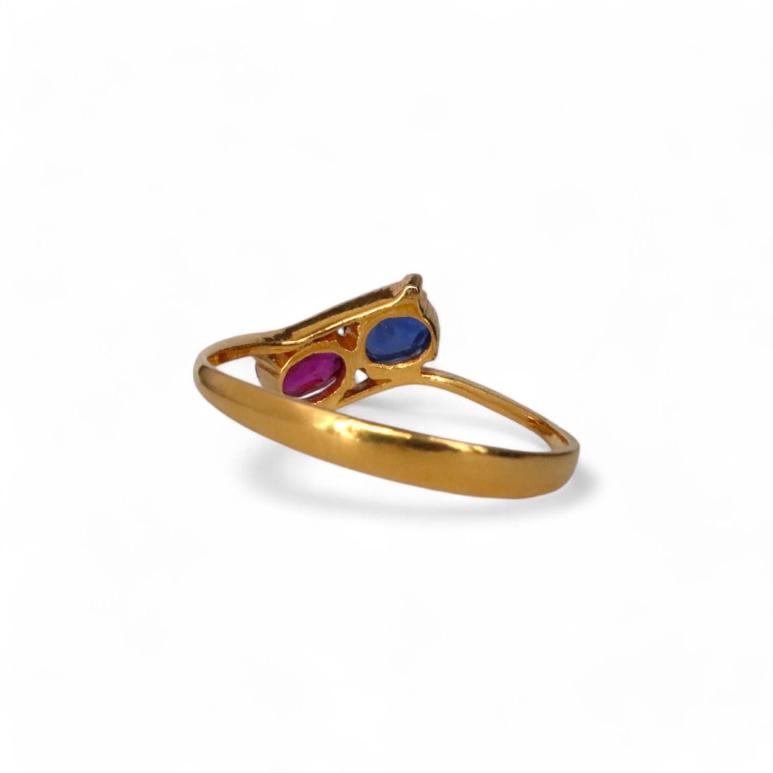 IGI Burma Unheated Ruby and Burma Unheated Blue sapphire ring in 18k solid gold (Art déco) im Angebot