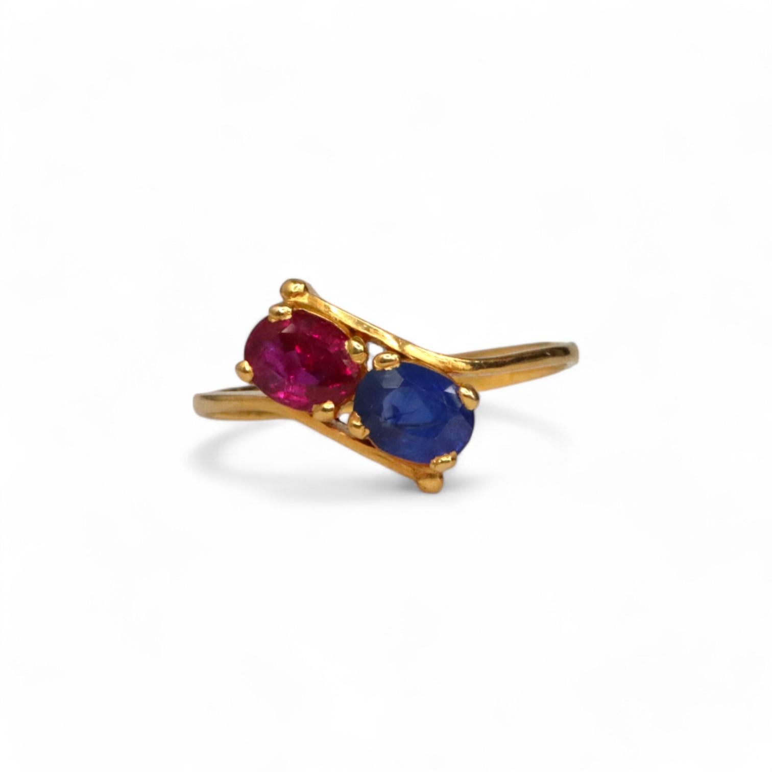 IGI Burma Unheated Ruby and Burma Unheated Blue sapphire ring in 18k solid gold (Ovalschliff) im Angebot