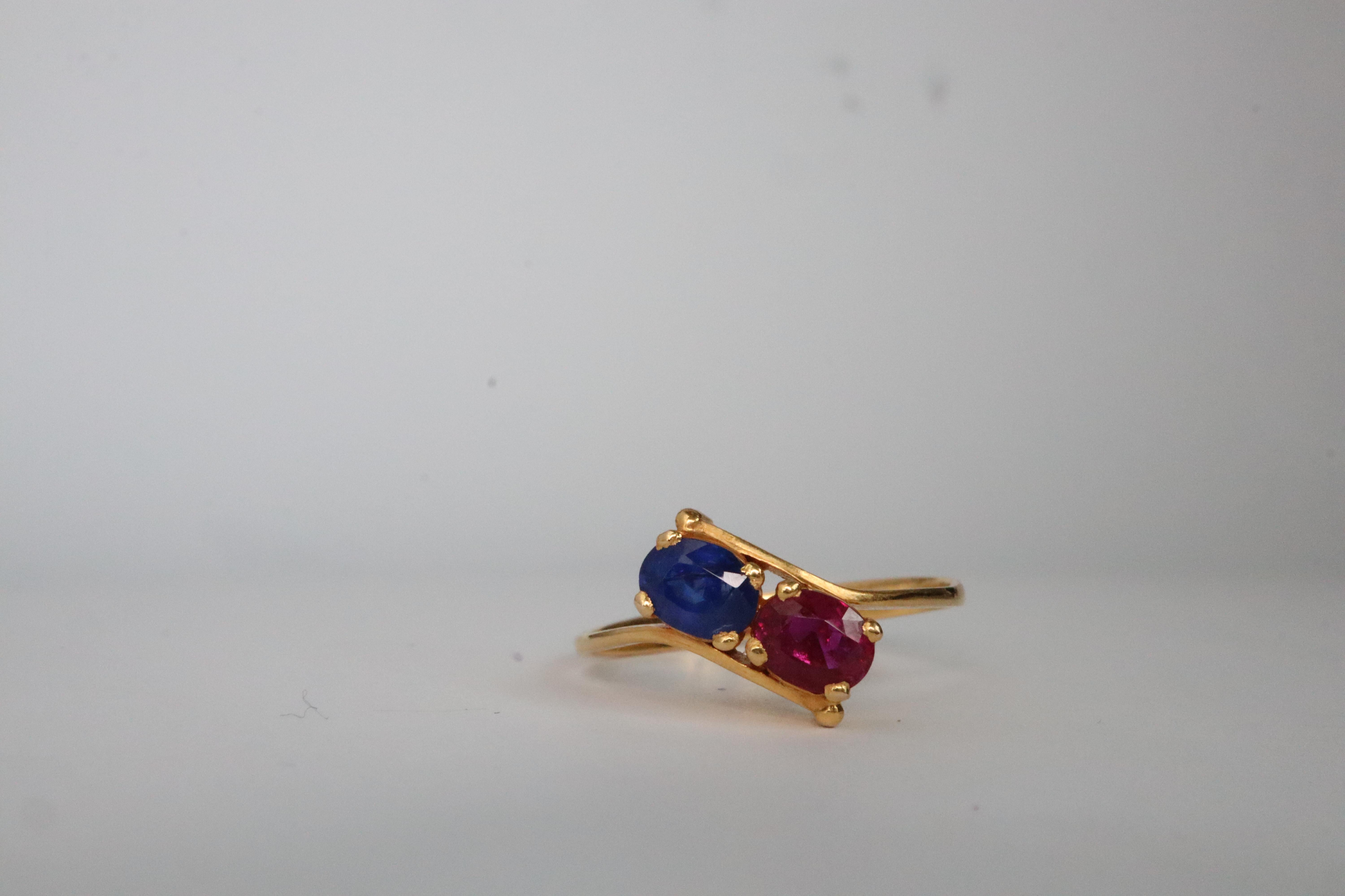 IGI Burma Unheated Ruby and Burma Unheated Blue sapphire ring in 18k solid gold im Zustand „Neu“ im Angebot in Singapore, SG