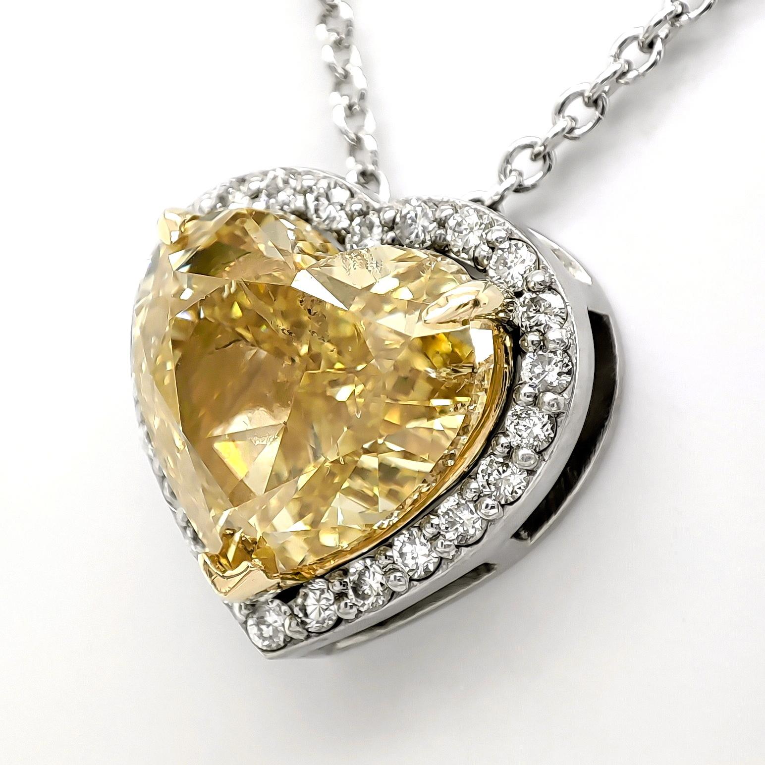 POUR LES ACHETEURS AMÉRICAINS PAS DE TVA PAS DE FRAIS DE DOUANE

Ornez vous d'un pendentif vraiment captivant dont la pièce maîtresse est un magnifique diamant naturel jaune intense fantaisie en forme de cœur de 4,01 carats. Autour de cette pierre