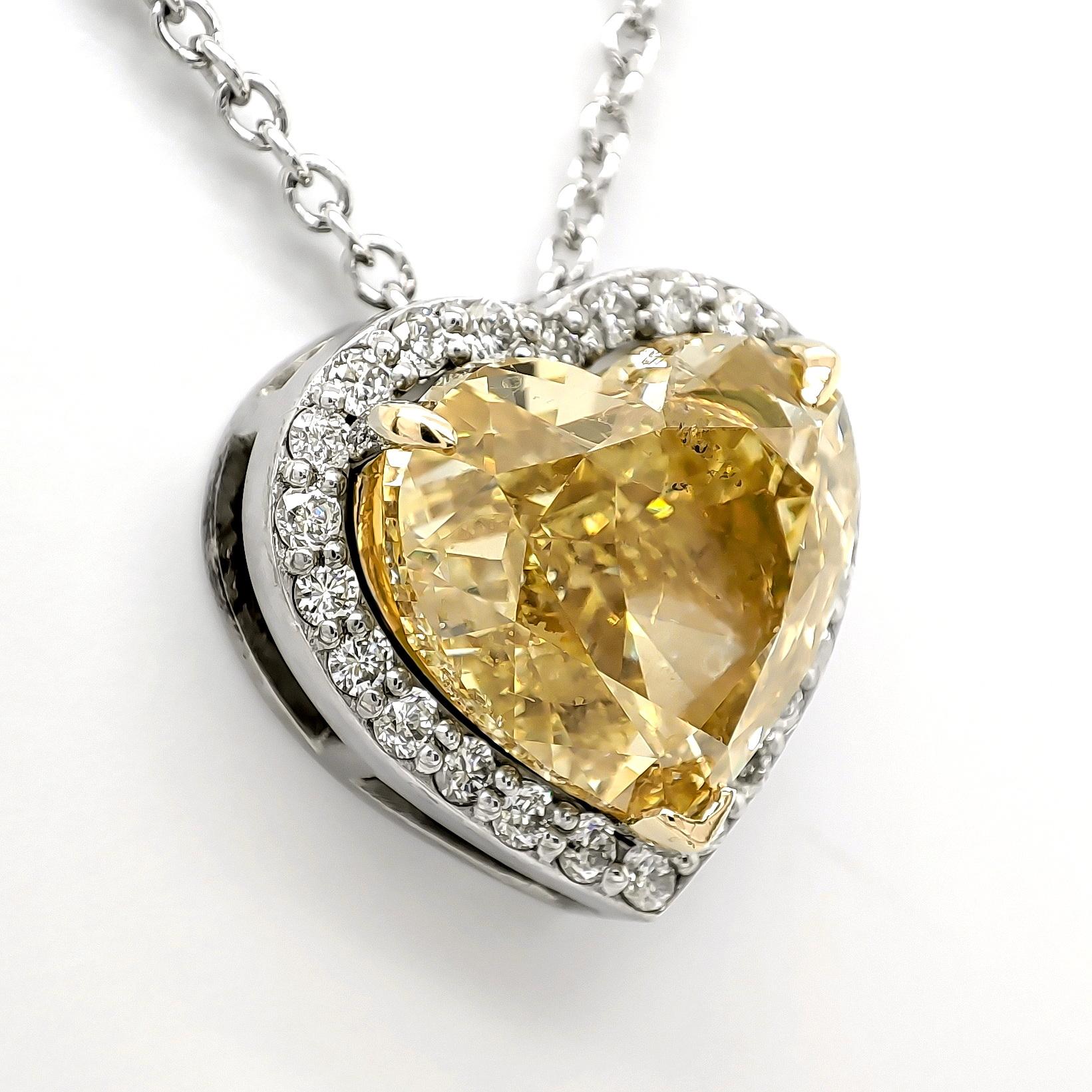 Art déco Pendentif en or 14 carats avec diamants en forme de cœur jaune intense fantaisie de 4,26 carats certifié IGI en vente