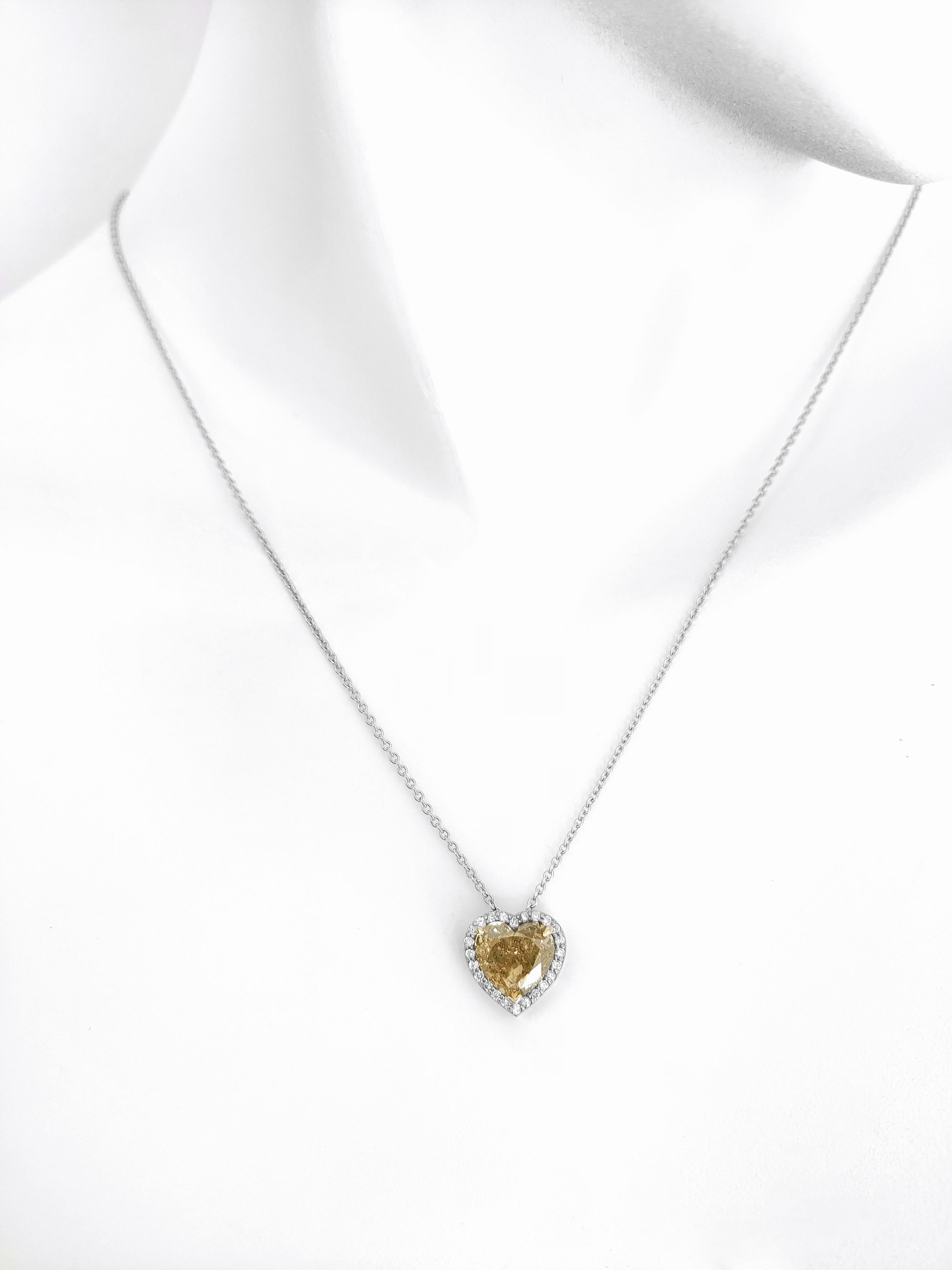 Pendentif en or 14 carats avec diamants en forme de cœur jaune intense fantaisie de 4,26 carats certifié IGI Pour femmes en vente