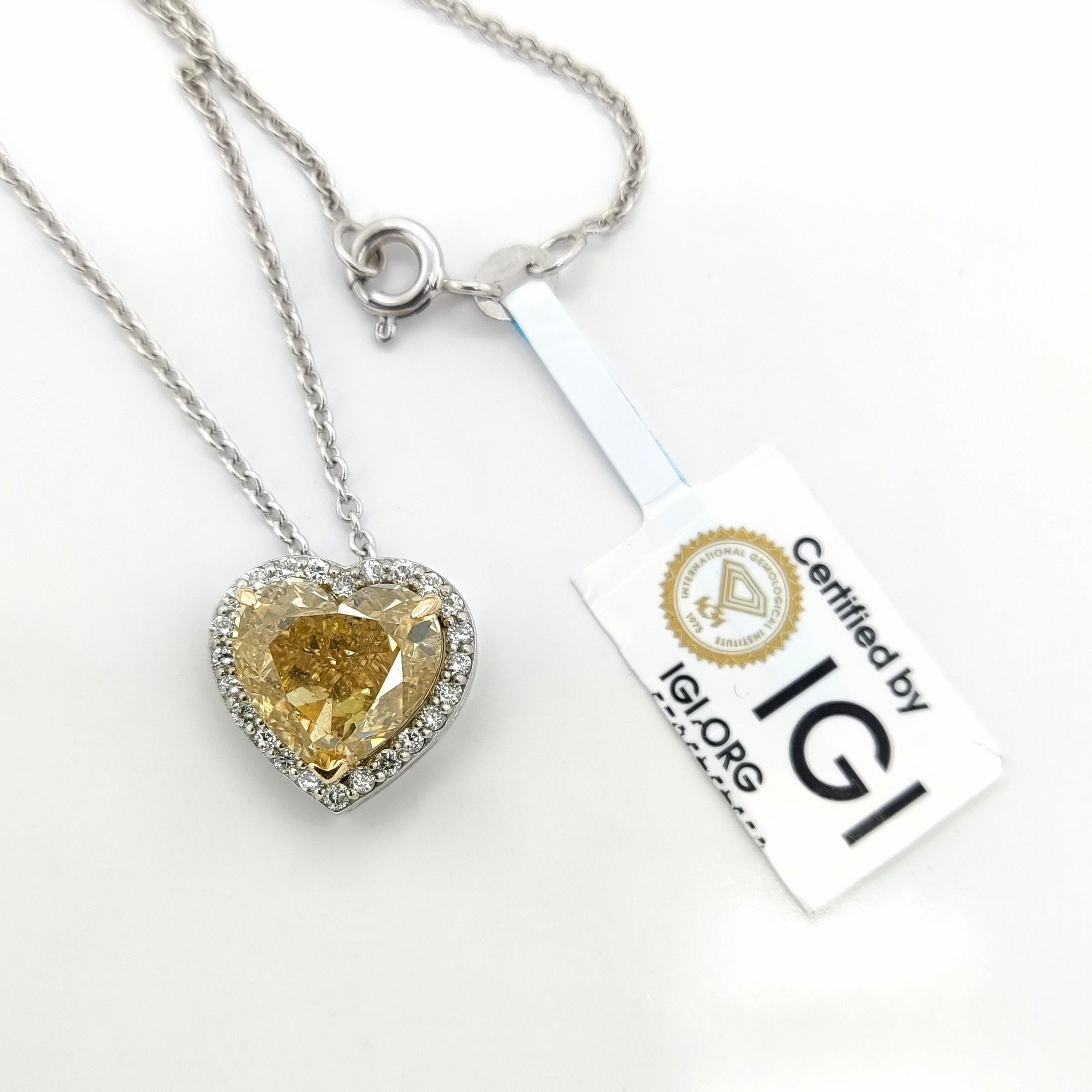 Pendentif en or 14 carats avec diamants en forme de cœur jaune intense fantaisie de 4,26 carats certifié IGI en vente 1