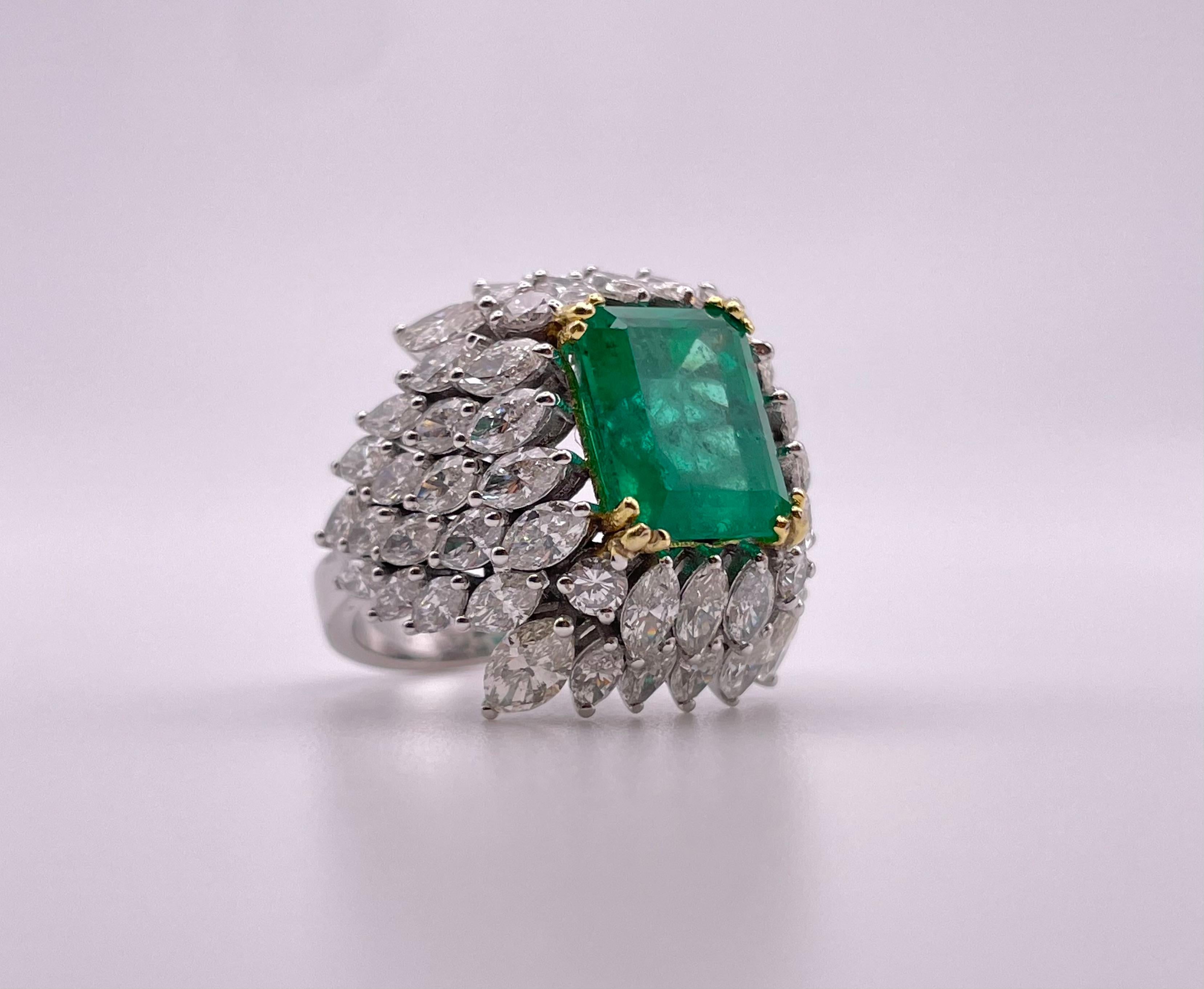 Ein eleganter Ring mit Smaragd und Diamanten, in der Mitte besetzt mit einem kolumbianischen Smaragd von 5,06 Karat, umgeben von 5,620 Diamanten im Marquise-Schliff und 0,28 Diamanten im Brillant-Schliff. 
montiert in 18k Weißgold .
dieses Stück