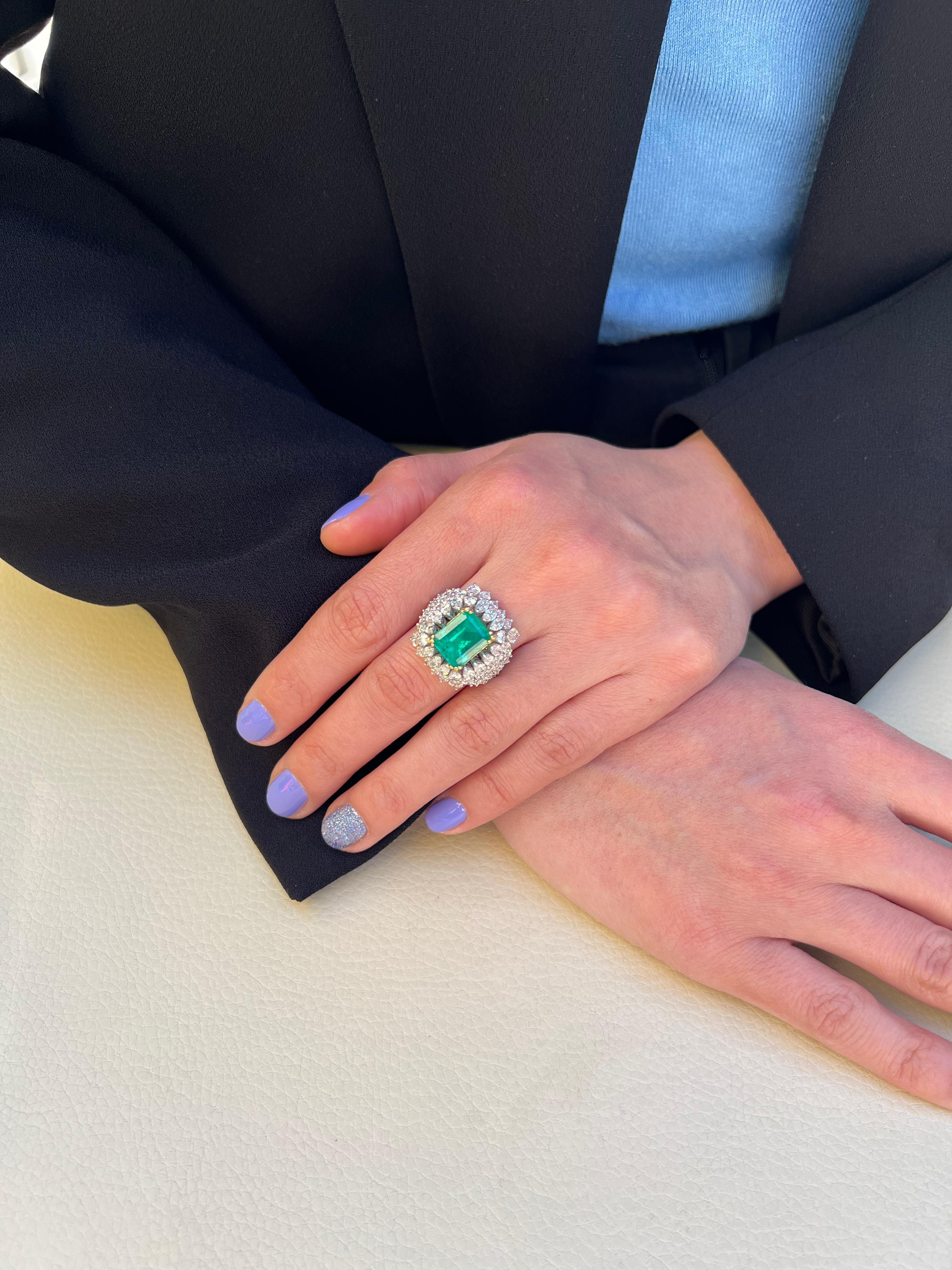 IGI Certificated 5.06 Carats Fine Emerald and Diamond Ring In New Condition For Sale In Firenze, FI
