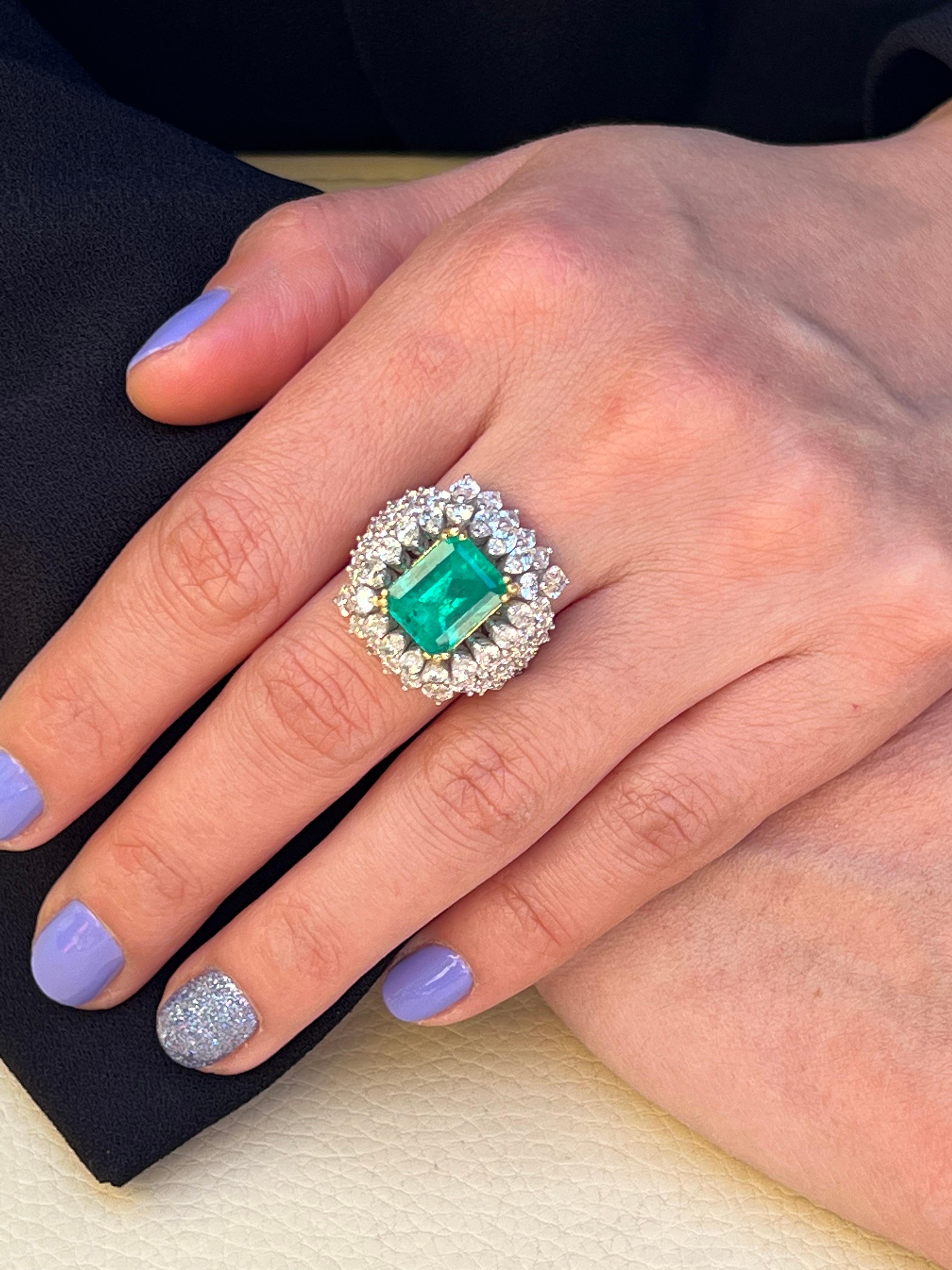 Women's or Men's IGI Certificated 5.06 Carats Fine Emerald and Diamond Ring For Sale