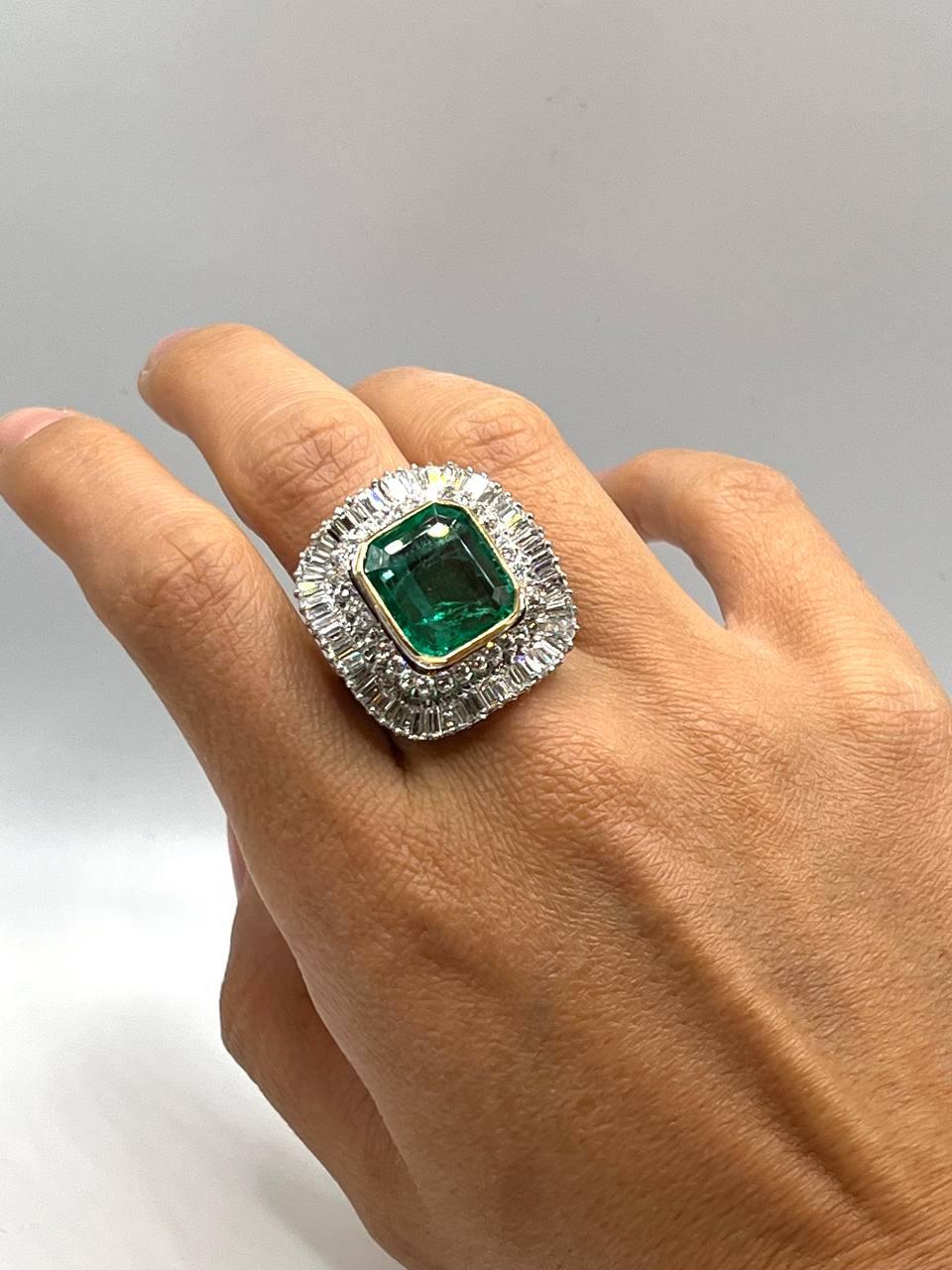 IGI Certificated 8.00 carats Fine Emerald and Diamond ring. In Excellent Condition For Sale In Firenze, FI