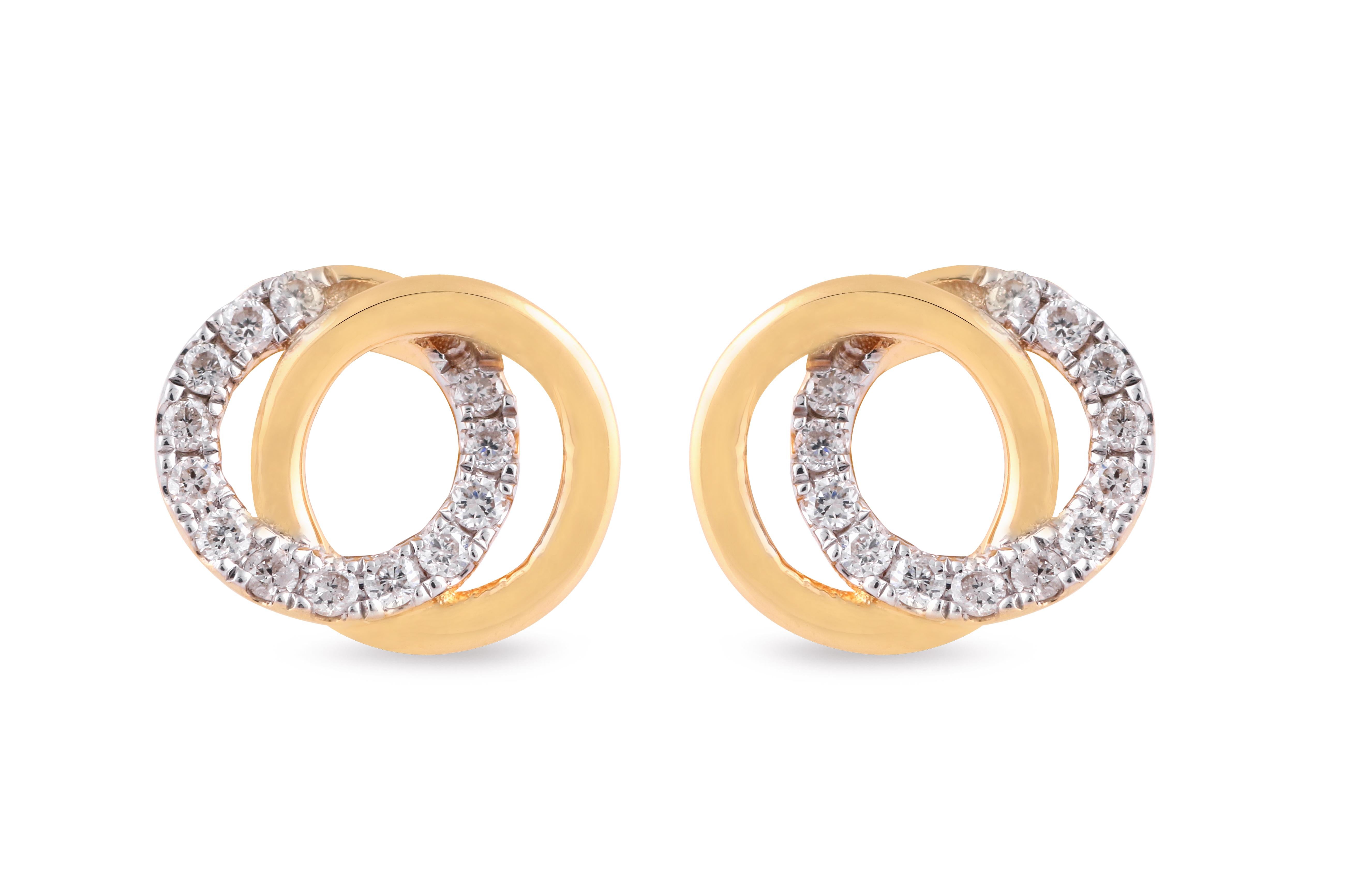 Unsere wunderschönen Diamantohrringe sind in die erstaunlichsten Designs eingefasst, die von modernen Schmuckstücken bis hin zu faszinierenden Klassikern reichen, und sie werden sicherlich die Romantik zwischen Ihnen und Ihrem Ehepartner wieder