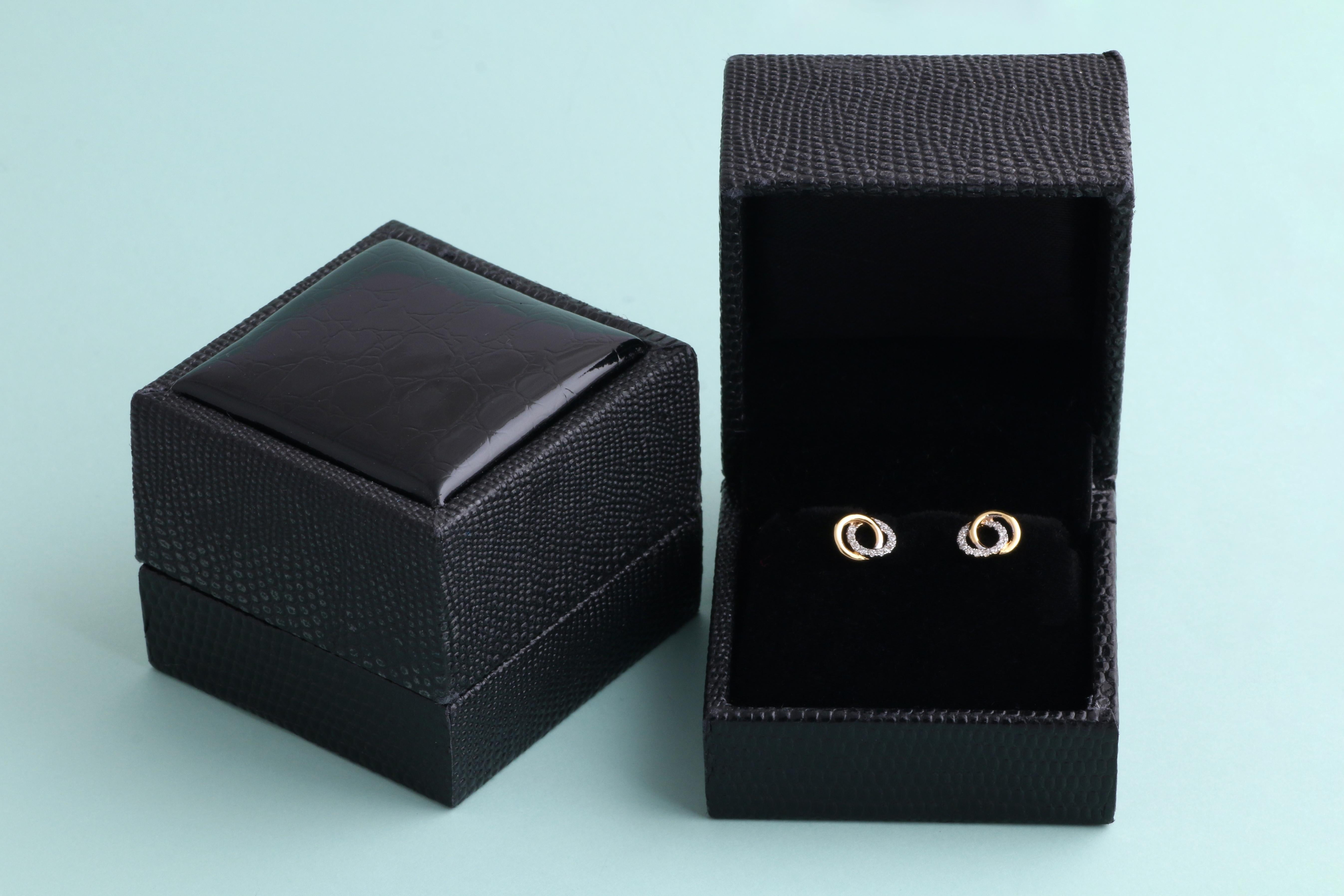 Clous d'oreilles en or jaune 14 carats avec diamant naturel certifié IGI de 0,10 carat « SI/H-I » Pour femmes en vente