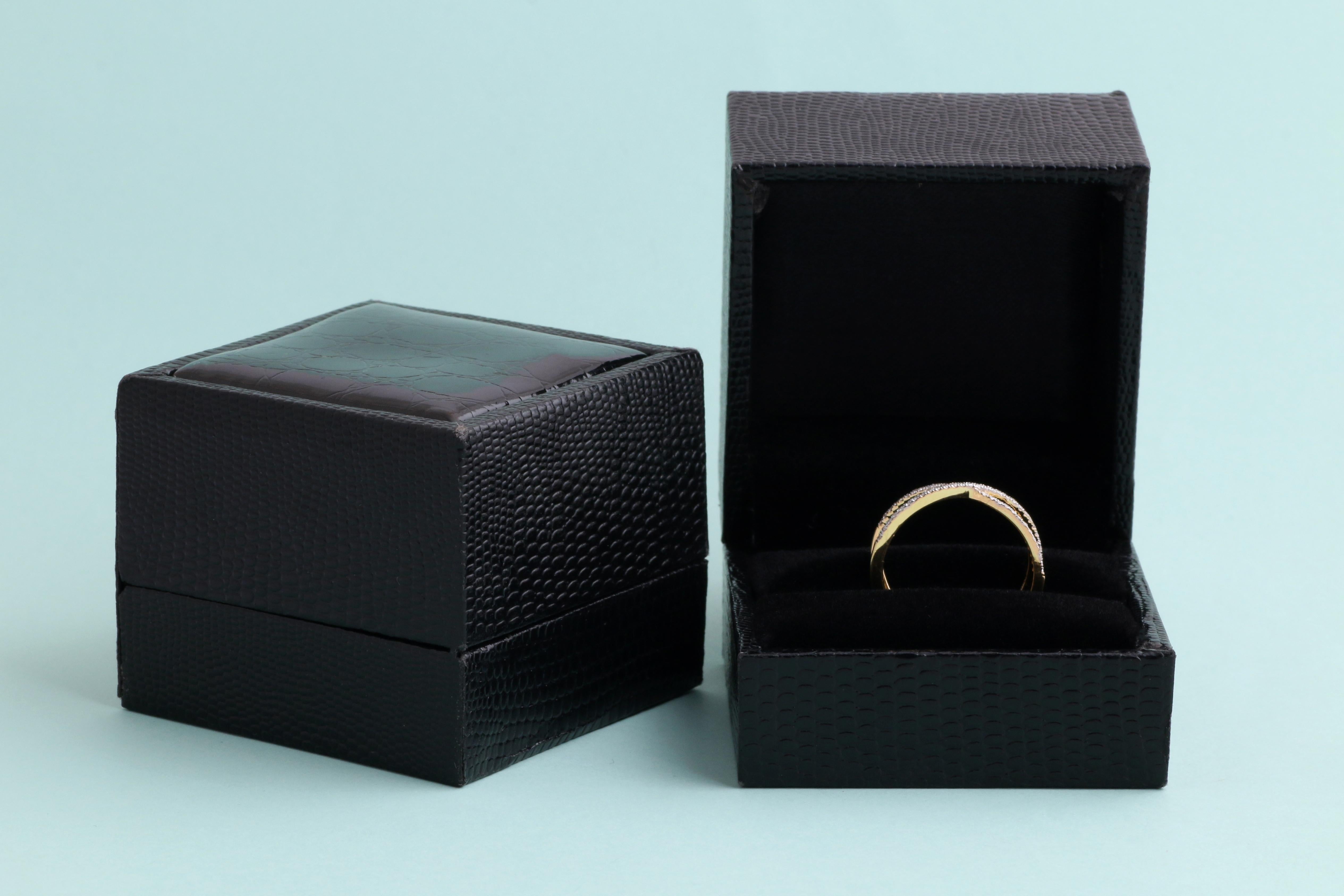 IGI Certified 0.20 Carat Natural Diamond 'SI/GH' 14K Yellow Gold Crisscross Ring For Sale 1