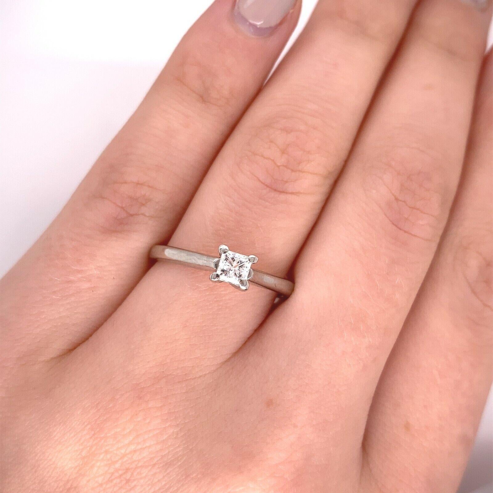 Women's IGI Certified 0.33ct F/VS2 Princess Cut Solitaire Diamond Ring For Sale