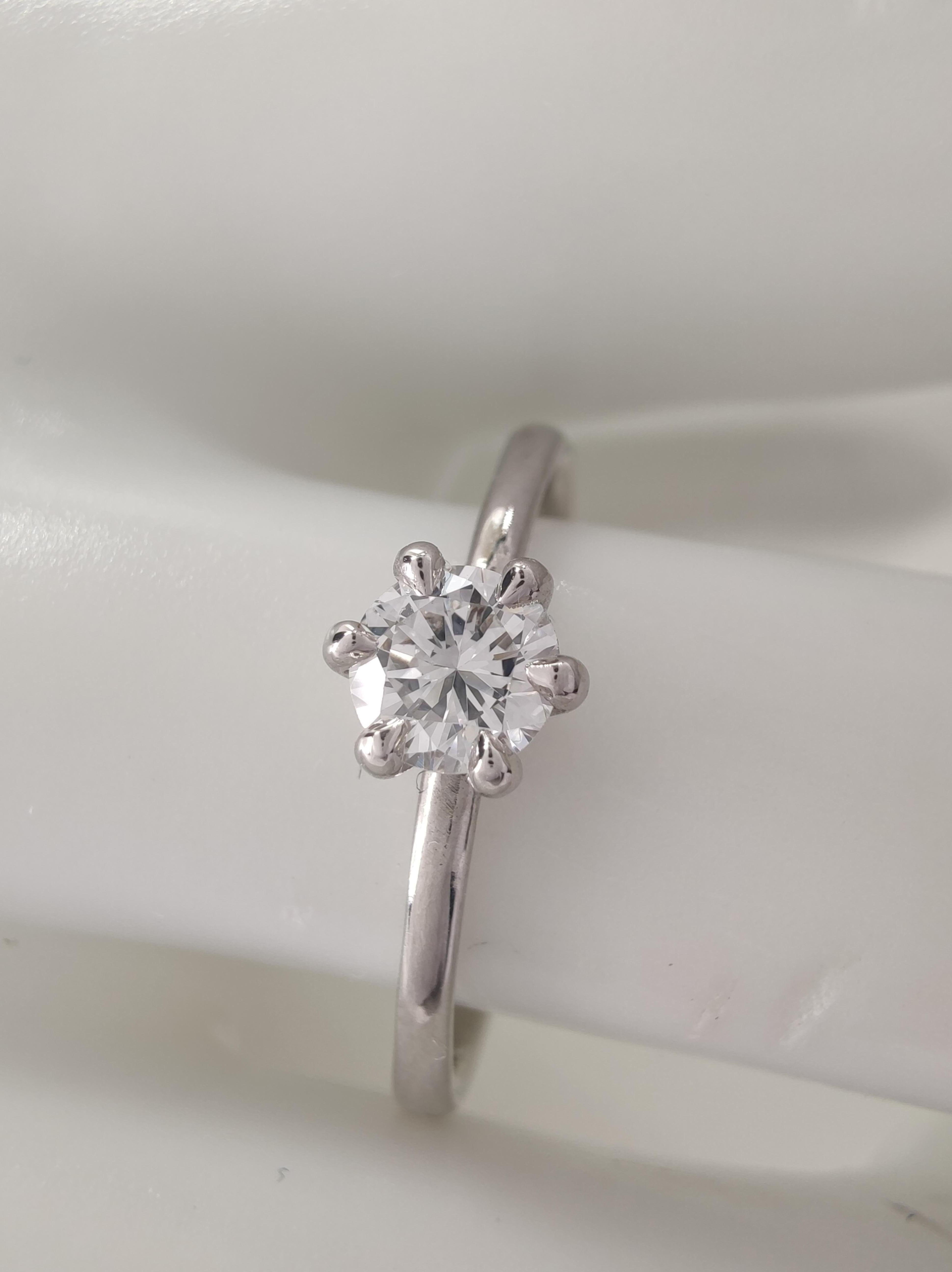 .Timeless 0.35ct Natural Diamond Engagement Ring in 18K White Gold – IGI Certified, US 7

This elegant 18K white gold solitaire engagement ring is designed with refined craftsmanship, highlighting a 0.35-carat natural round brilliant diamond (4.5mm