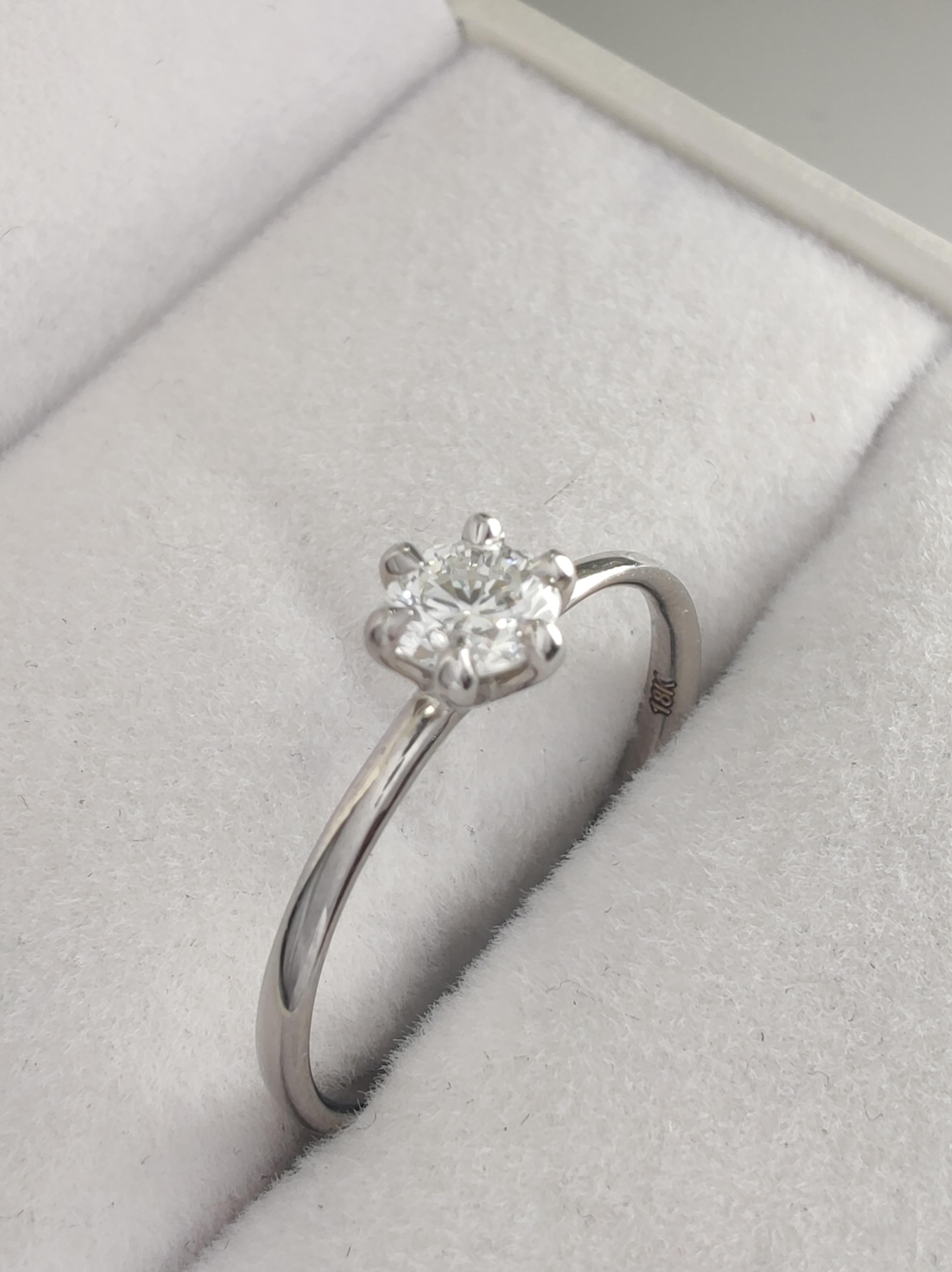 IGI Certified 0.35ct Natural Diamond Engagement Ring in 18K White Gold, E-F VS2 For Sale 1