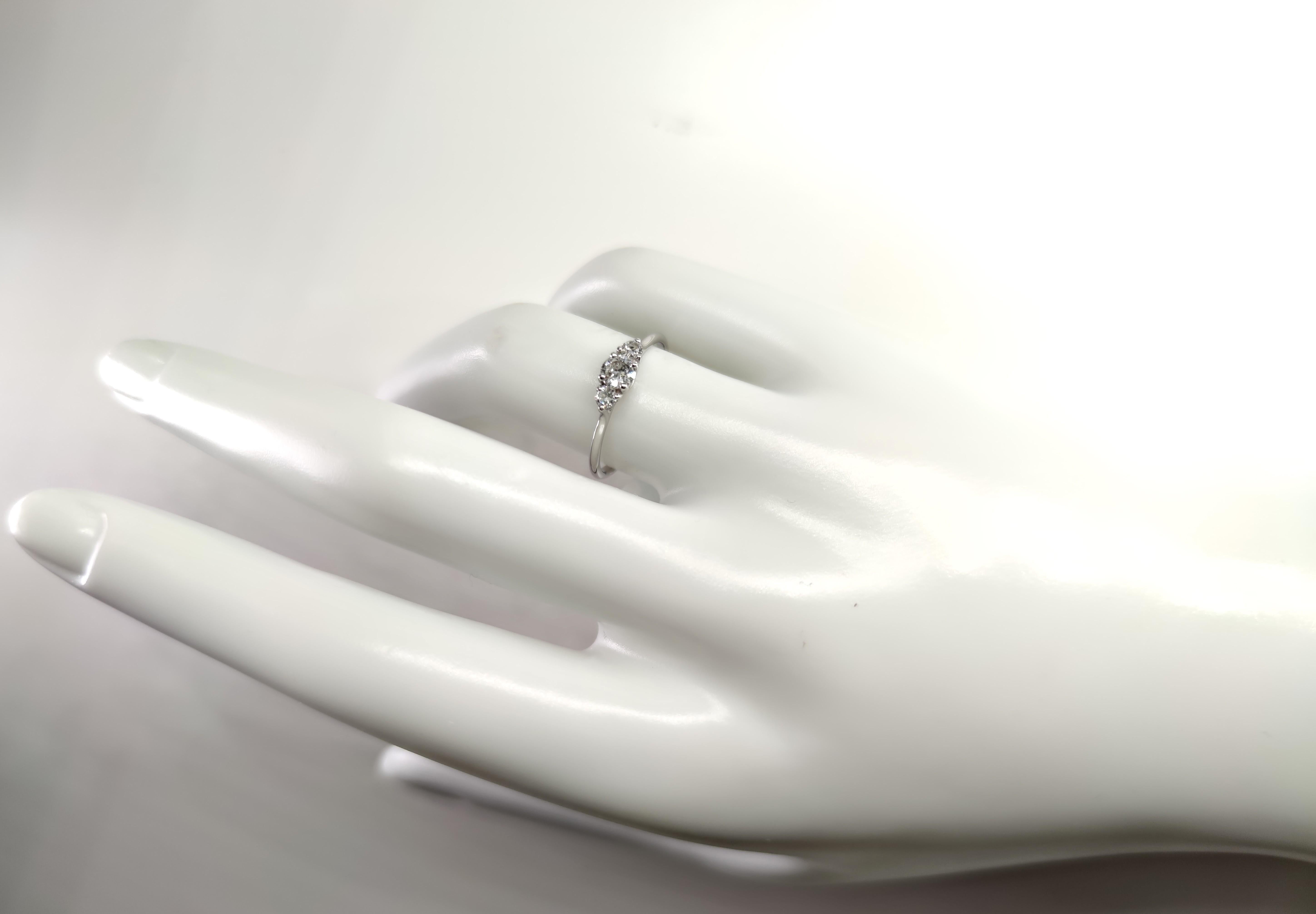 Bague de fiançailles à trois pierres en or blanc massif 18 carats avec diamant naturel certifié IGI de 0,35 carat en vente 4