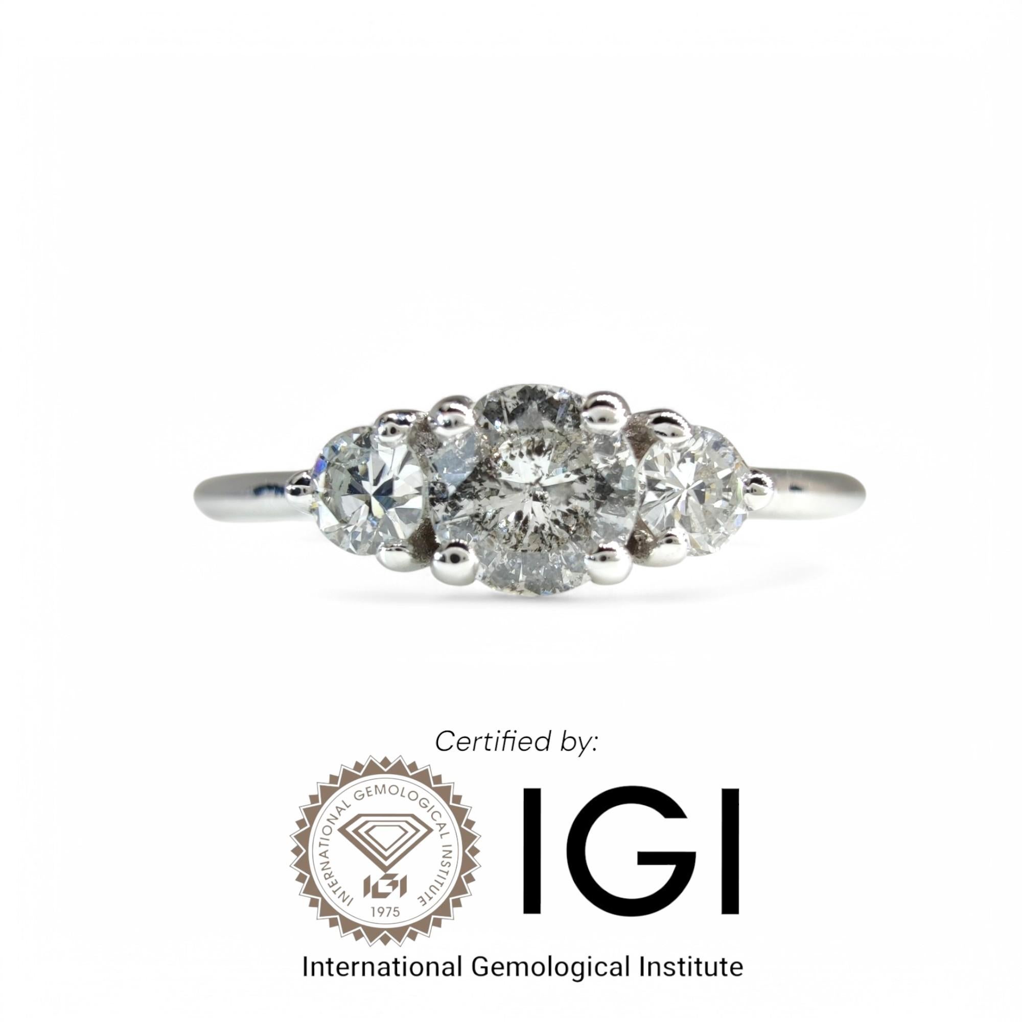  Certification : IGI Certified - Rapport No. 10j1963825

Bague à trois pierres en or blanc 18 carats, certifiée IGI, de 0,35 ct de diamant. Diamants ronds naturels de taille brillant en serti clos minimaliste. Parfait pour les fiançailles, les