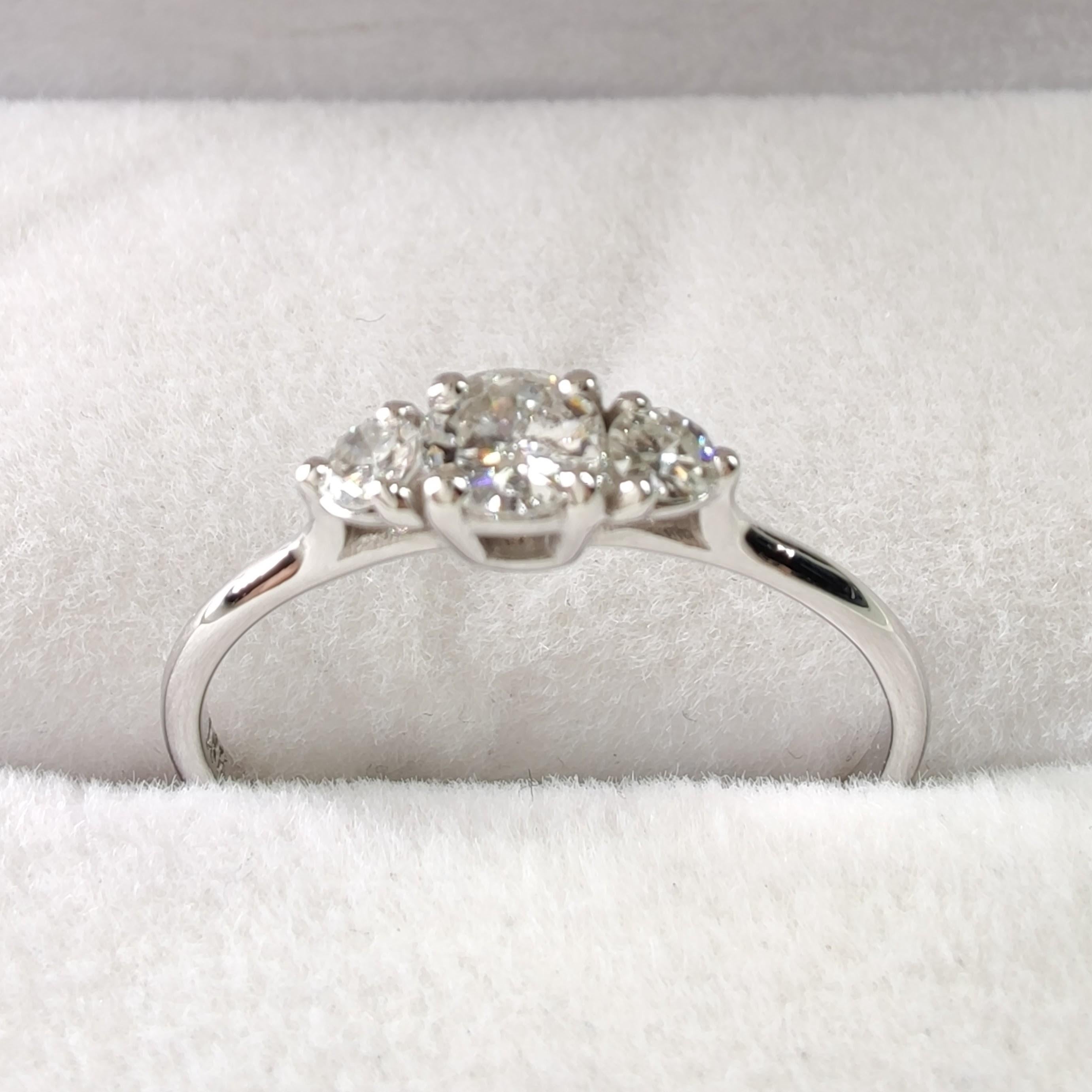 Contemporain Bague de fiançailles à trois pierres en or blanc massif 18 carats avec diamant naturel certifié IGI de 0,35 carat en vente