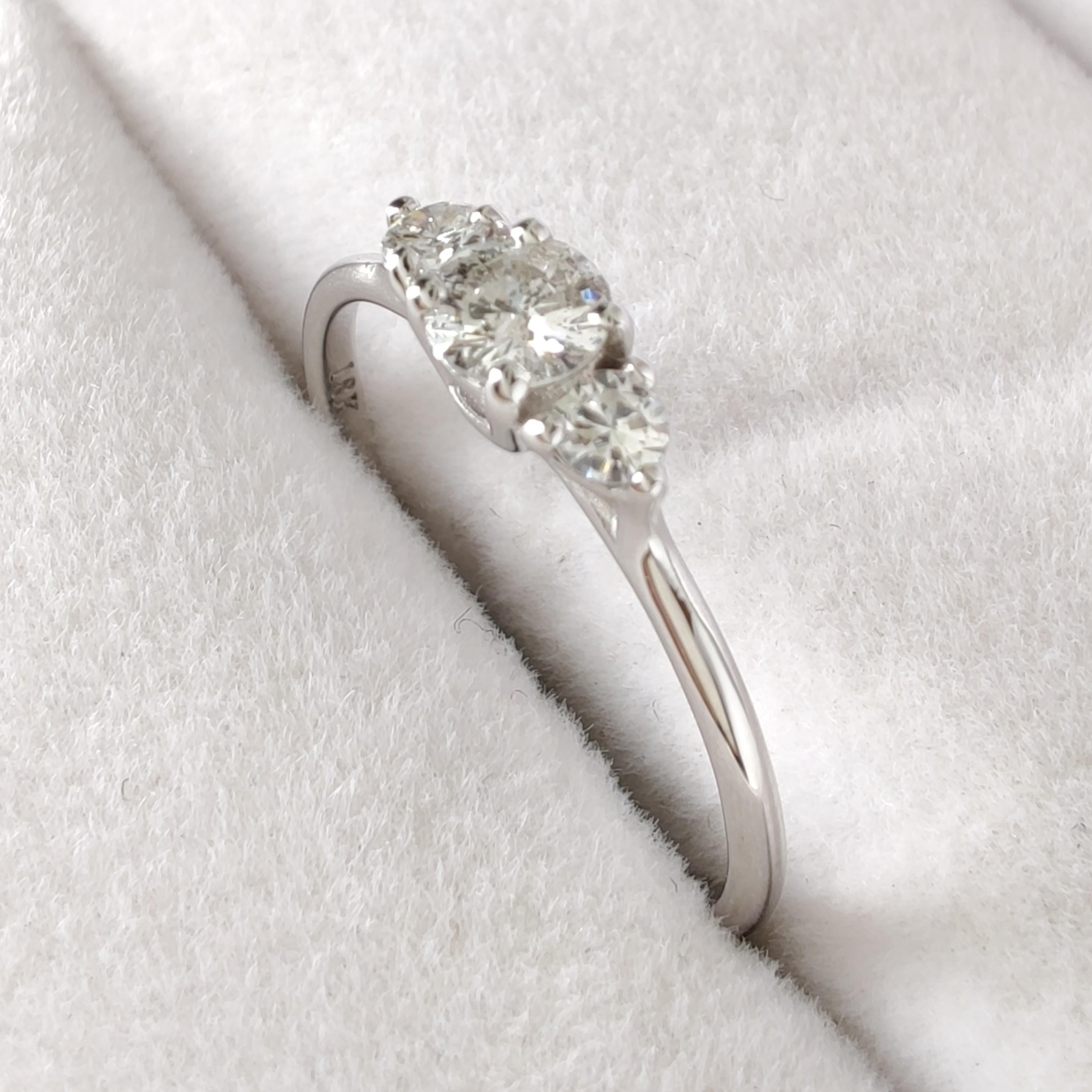 Taille ronde Bague de fiançailles à trois pierres en or blanc massif 18 carats avec diamant naturel certifié IGI de 0,35 carat en vente