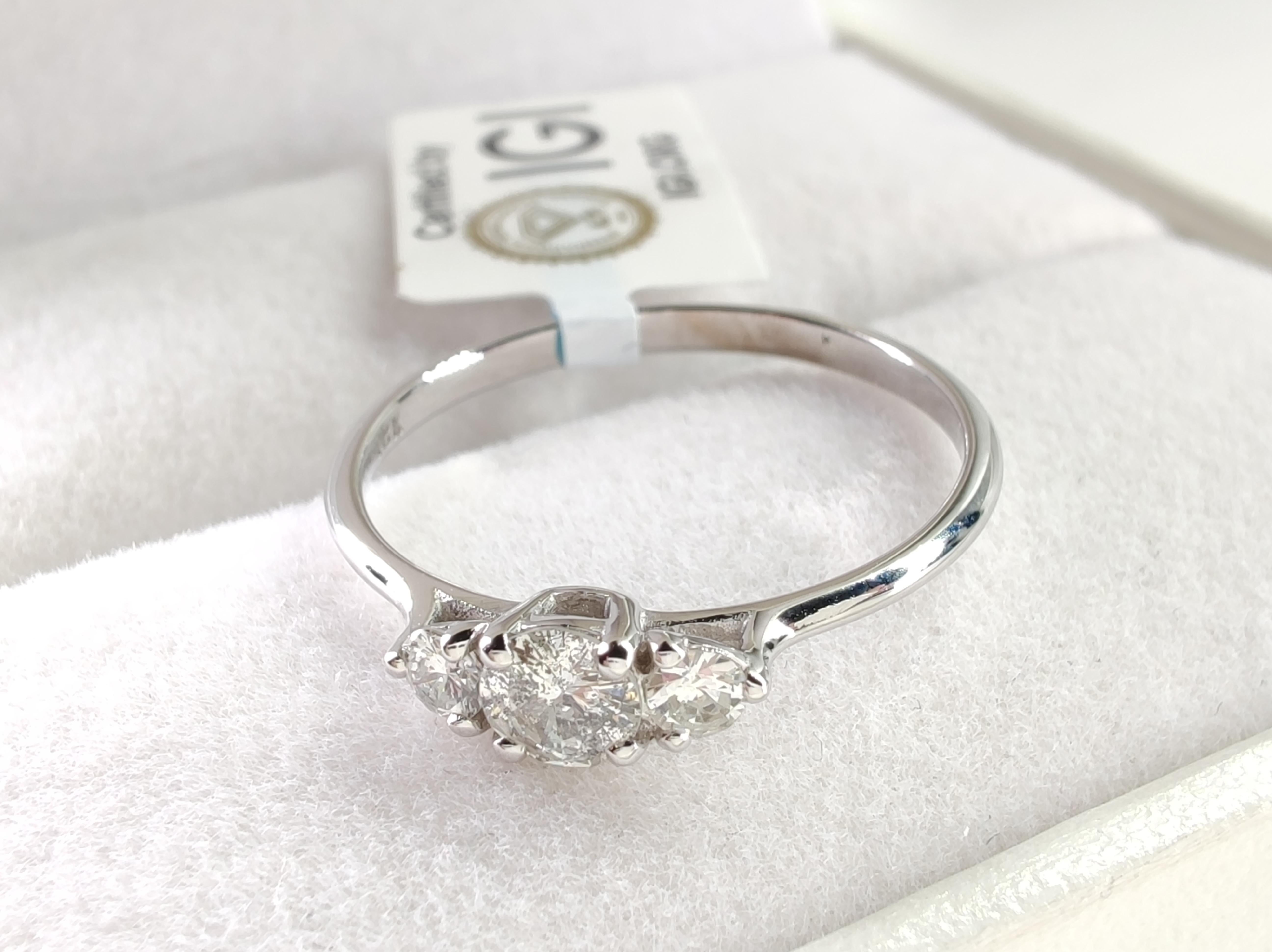 Bague de fiançailles à trois pierres en or blanc massif 18 carats avec diamant naturel certifié IGI de 0,35 carat Neuf - En vente à Sant Josep de sa Talaia, IB