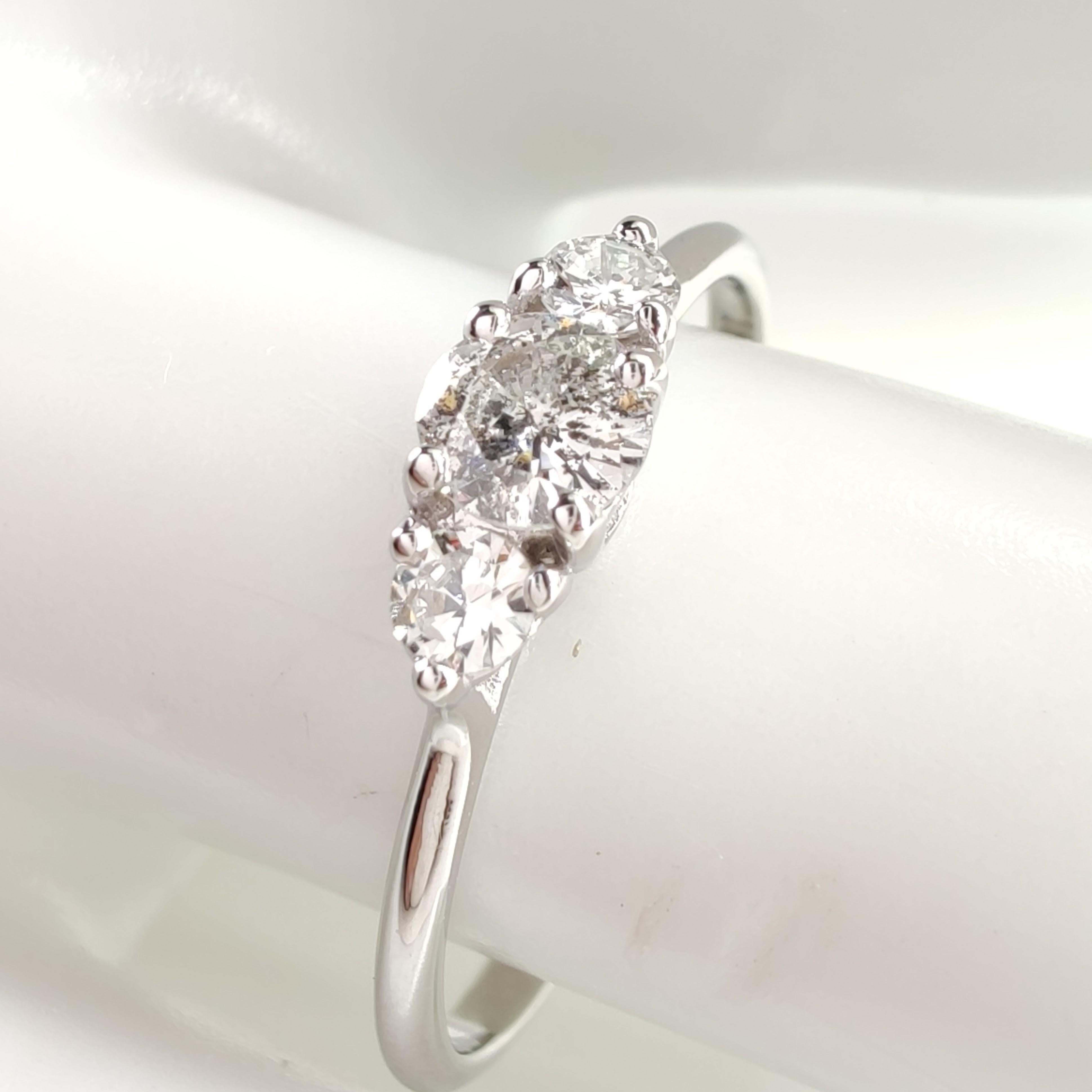 Bague de fiançailles à trois pierres en or blanc massif 18 carats avec diamant naturel certifié IGI de 0,35 carat Pour femmes en vente