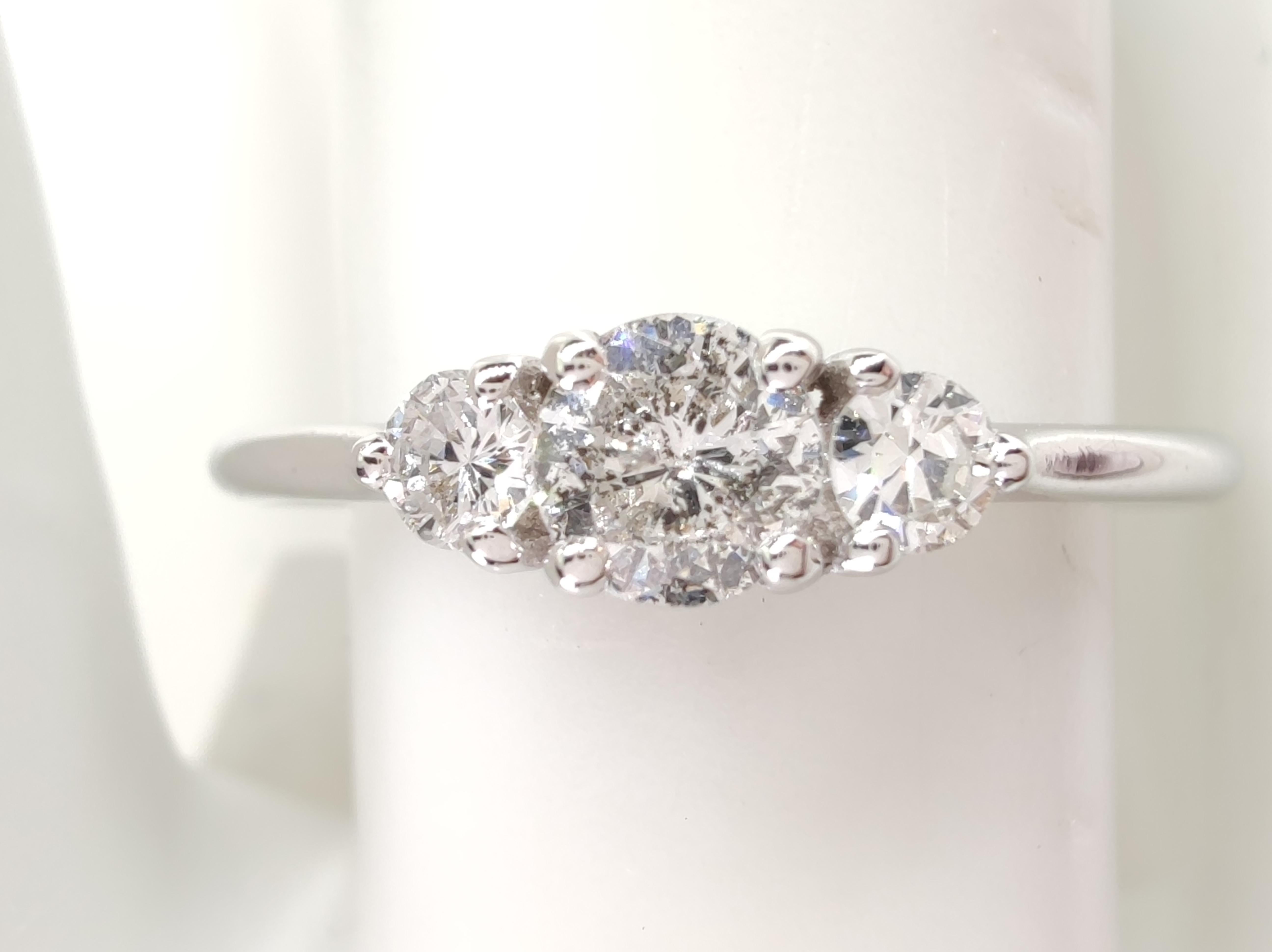 Bague de fiançailles à trois pierres en or blanc massif 18 carats avec diamant naturel certifié IGI de 0,35 carat en vente 1