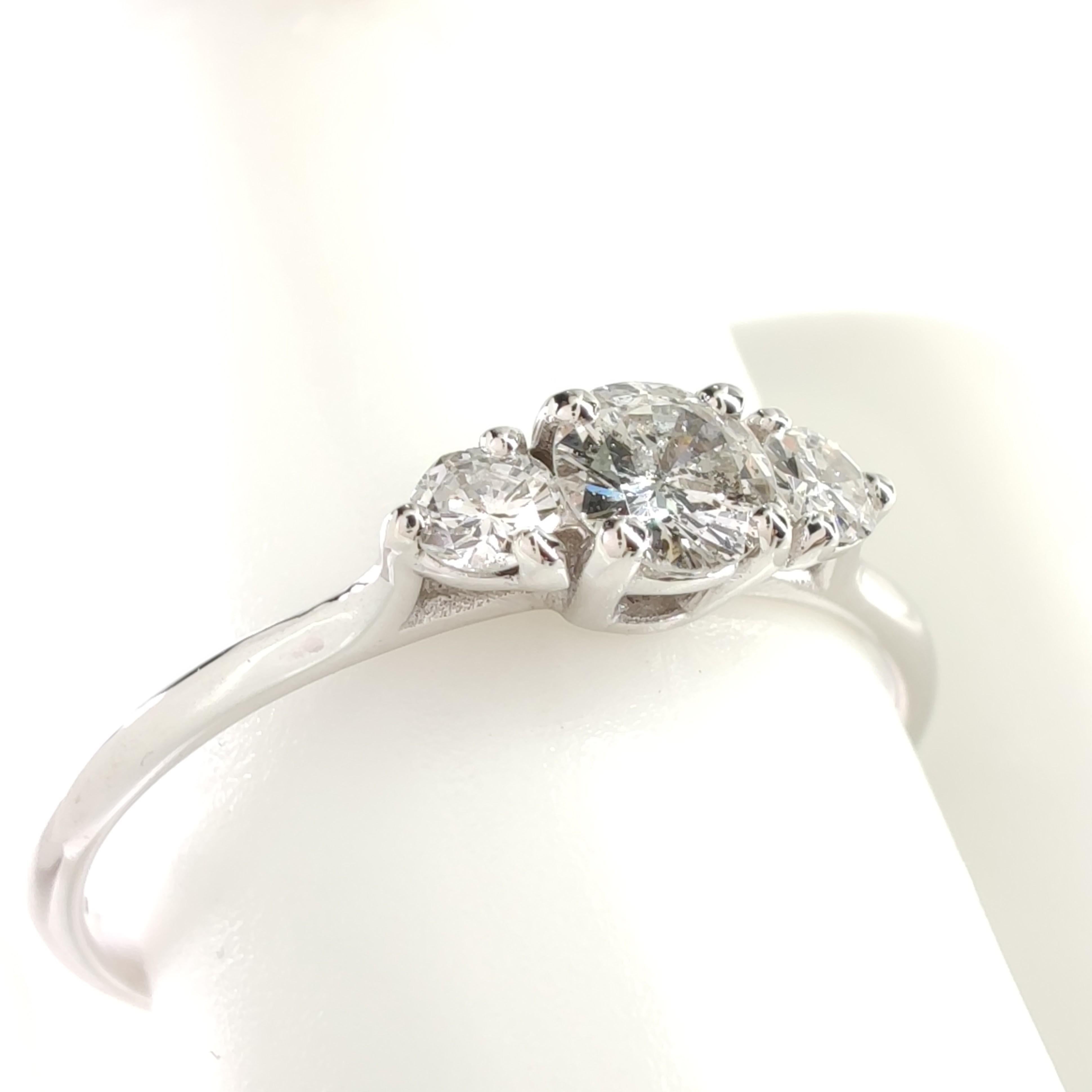 Bague de fiançailles à trois pierres en or blanc massif 18 carats avec diamant naturel certifié IGI de 0,35 carat en vente 2