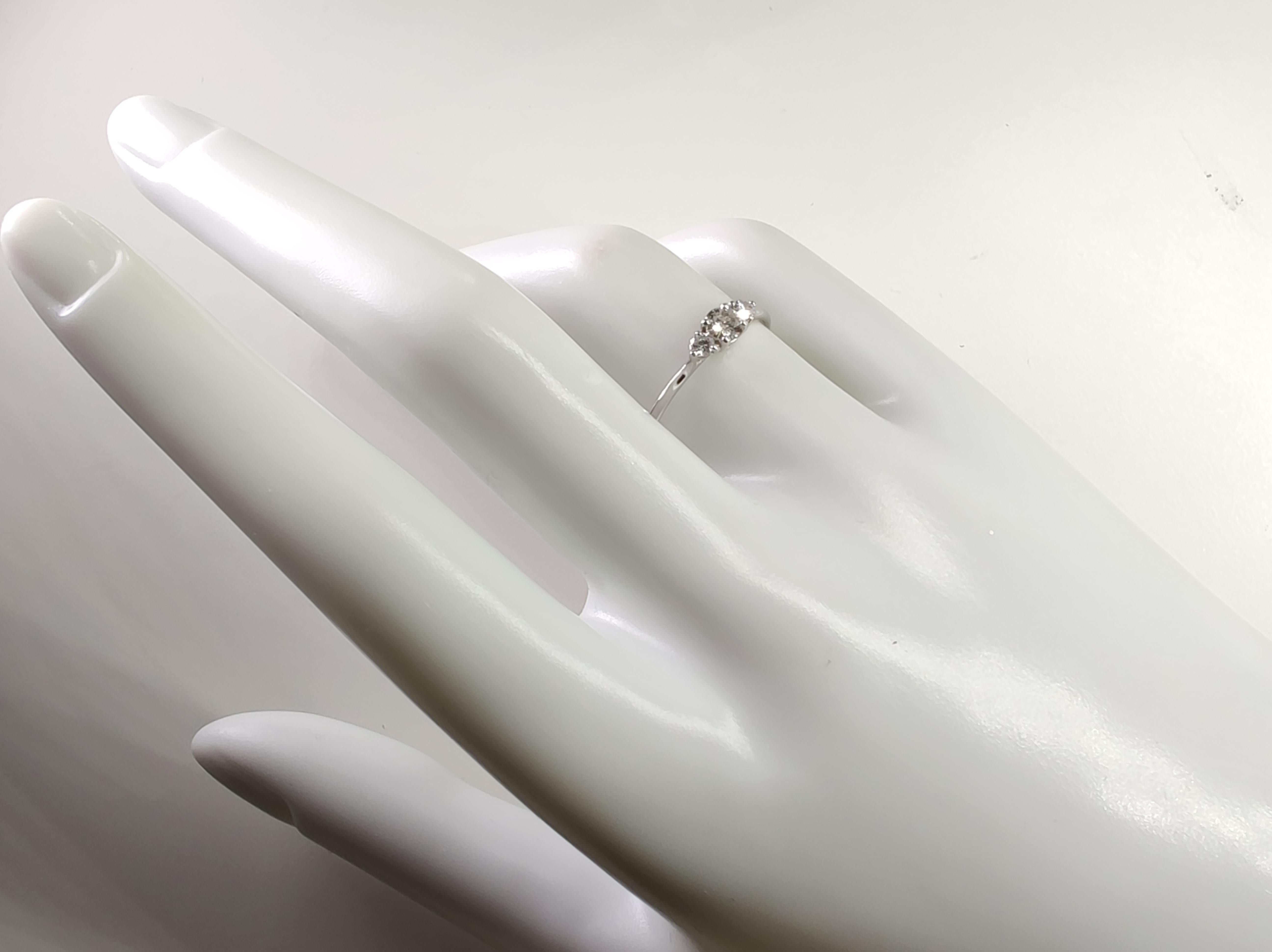 Bague de fiançailles à trois pierres en or blanc massif 18 carats avec diamant naturel certifié IGI de 0,35 carat en vente 3