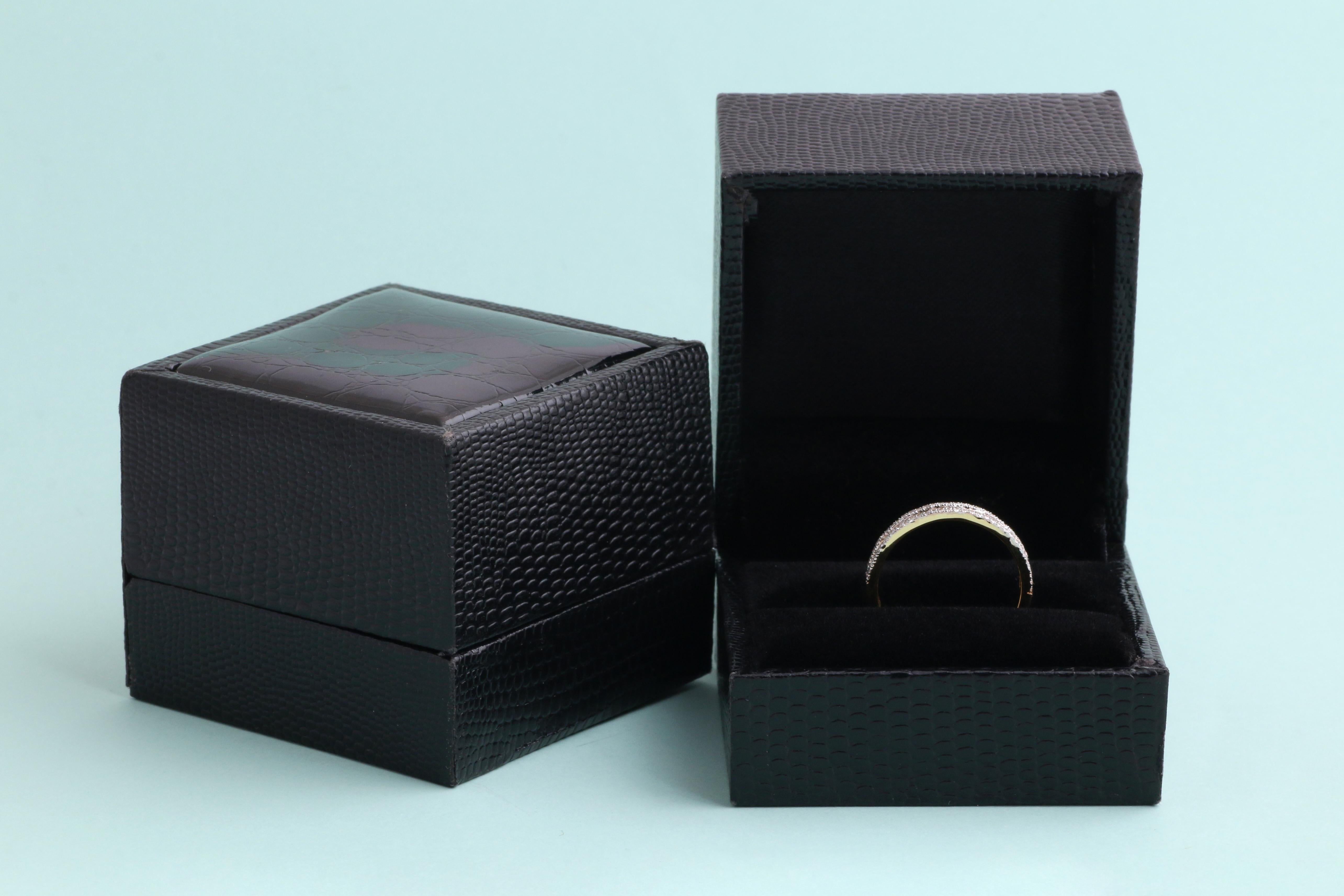 Women's IGI Certified 0.38 Carat Natural Diamond 'SI/HI' 14K Yellow Gold Band Ring For Sale