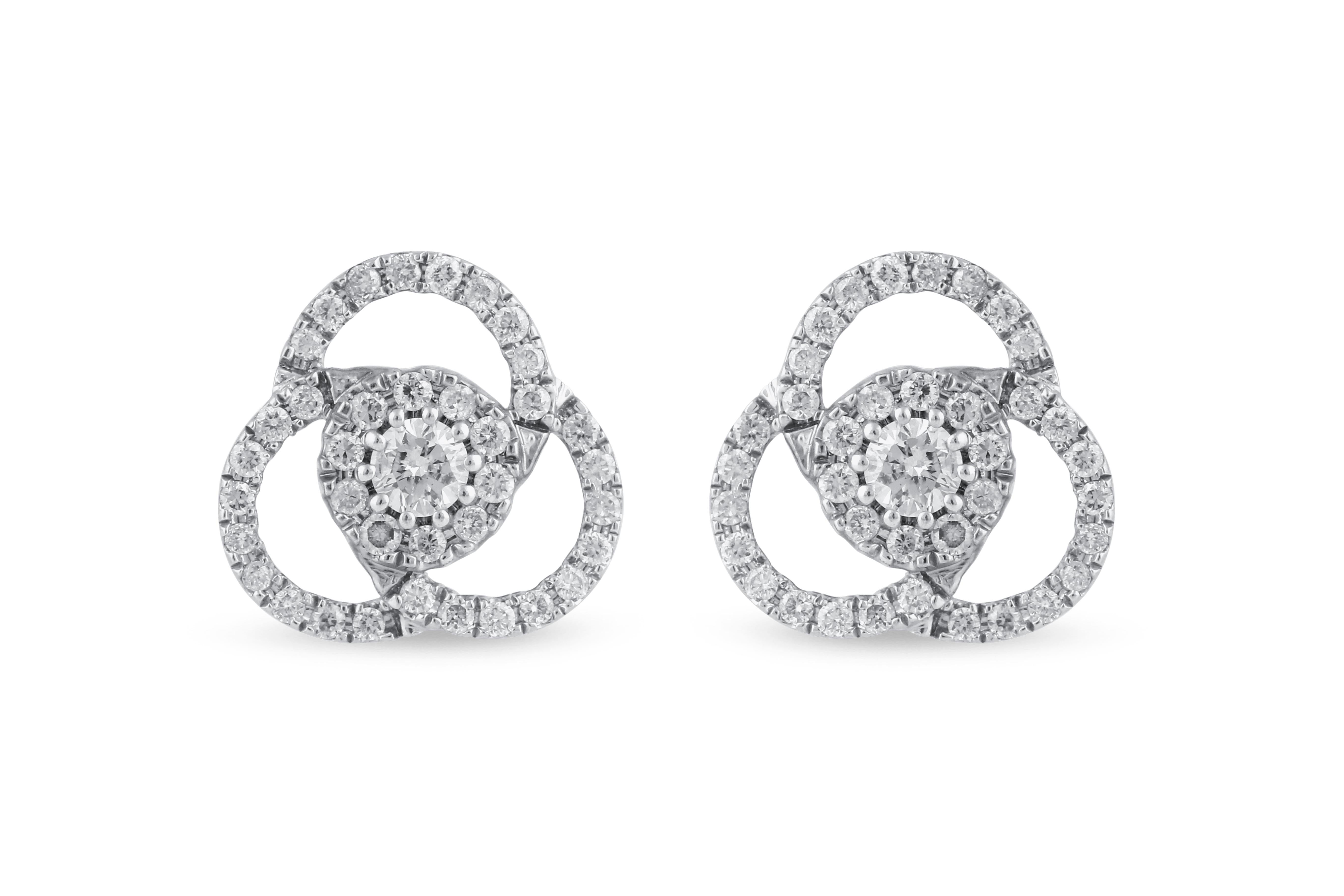 Nos magnifiques boucles d'oreilles en diamant sont finement serties dans les designs les plus étonnants, allant des bijoux de l'ère moderne aux classiques fascinants, et elles raviveront certainement la romance entre vous et votre conjoint. Nos