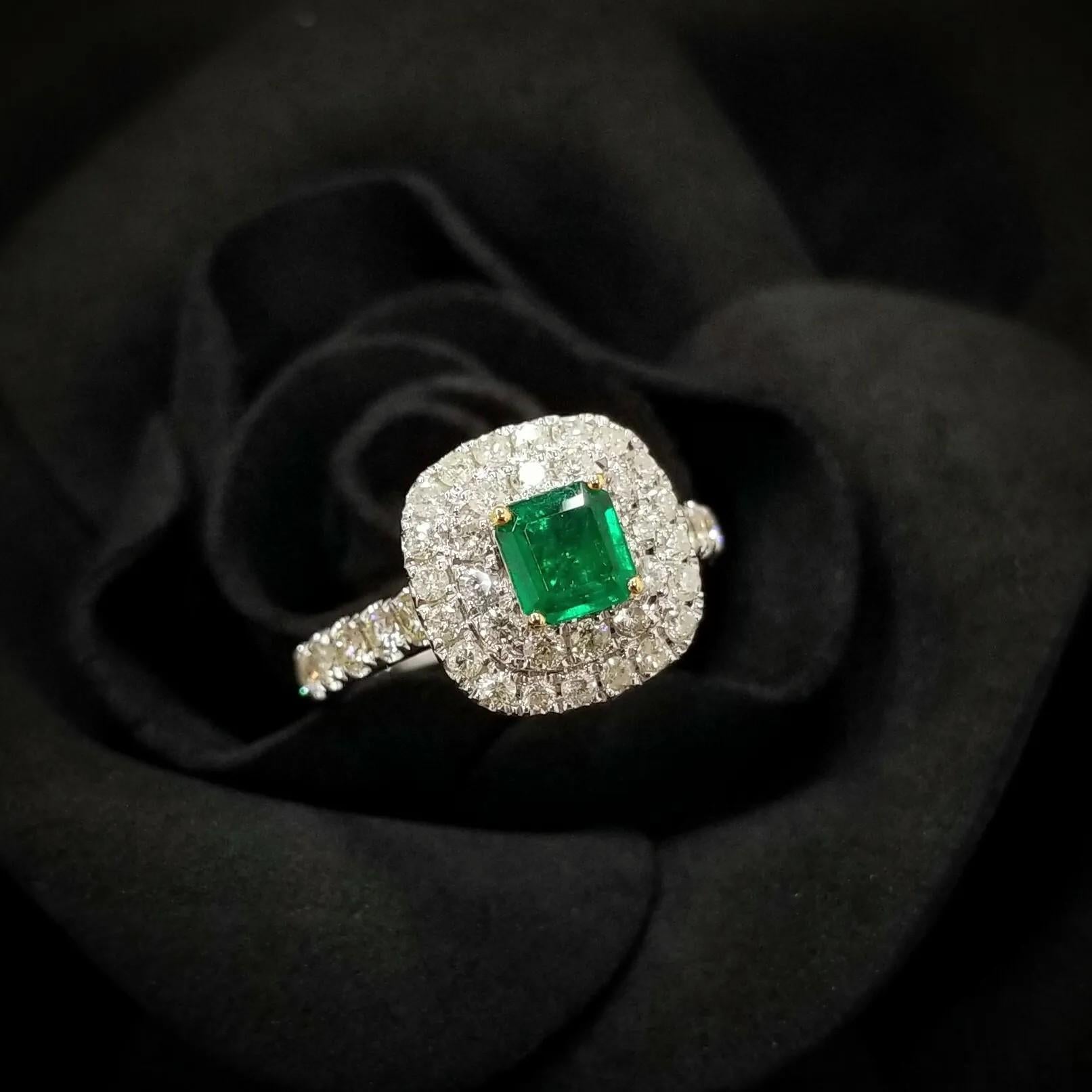IGI-zertifizierter 0,42 Karat kolumbianischer Smaragd- und Diamantring aus 18 Karat Weißgold mit Diamanten im Zustand „Neu“ im Angebot in KOWLOON, HK