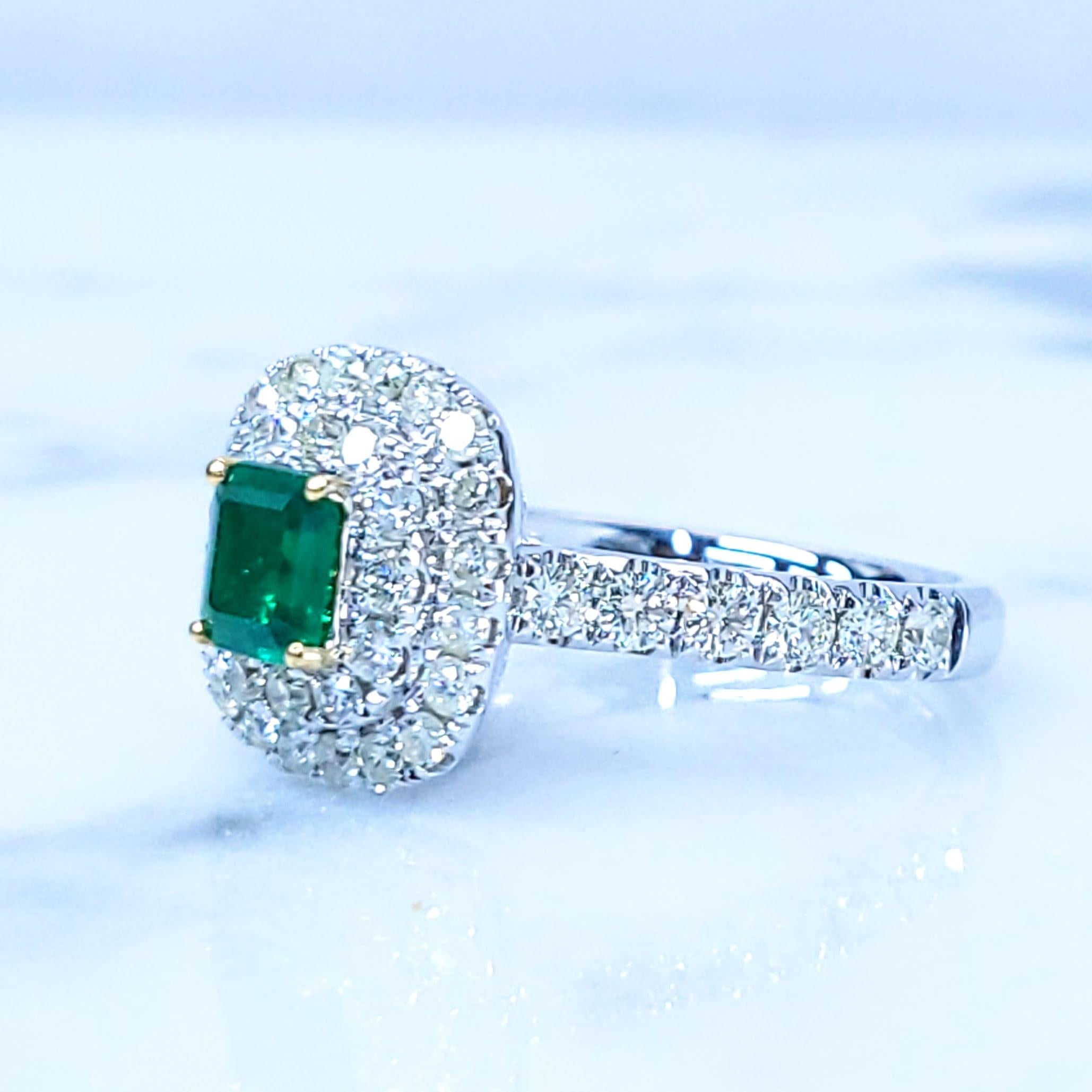 IGI-zertifizierter 0,42 Karat kolumbianischer Smaragd- und Diamantring aus 18 Karat Weißgold mit Diamanten im Angebot 1